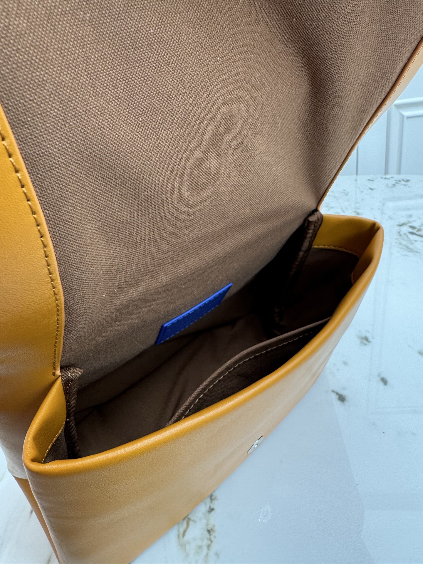 💰P480 顶级原单 163动态芯片  M12988 本款 Shopper 中号手袋自路易威登购物袋汲取灵感，于柔软牛皮革抒写 Louis Vuitton 和 Maison Fond&eacute;e En 1854 字样，搭配顶部手柄和可拆卸肩带。24.0 x 19.0 x 18.0 厘米 (长 x 高 x 宽)
	&bull;	牛皮革
	&bull;	牛皮革饰边
	&bull;	织物内衬
	&bull;	金属件
	&bull;	Musketon 开合
	&bull;	主隔层
	&bull;	拉链袋
	&bull;	双贴袋
	&bull;	手柄：双手柄