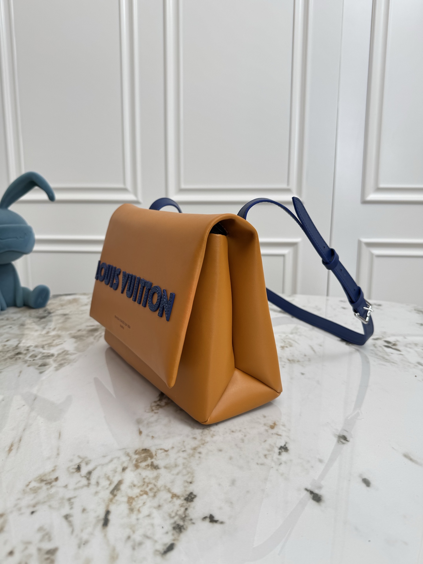 💰P480 顶级原单 163动态芯片  M12988 本款 Shopper 中号手袋自路易威登购物袋汲取灵感，于柔软牛皮革抒写 Louis Vuitton 和 Maison Fond&eacute;e En 1854 字样，搭配顶部手柄和可拆卸肩带。24.0 x 19.0 x 18.0 厘米 (长 x 高 x 宽)
	&bull;	牛皮革
	&bull;	牛皮革饰边
	&bull;	织物内衬
	&bull;	金属件
	&bull;	Musketon 开合
	&bull;	主隔层
	&bull;	拉链袋
	&bull;	双贴袋
	&bull;	手柄：双手柄