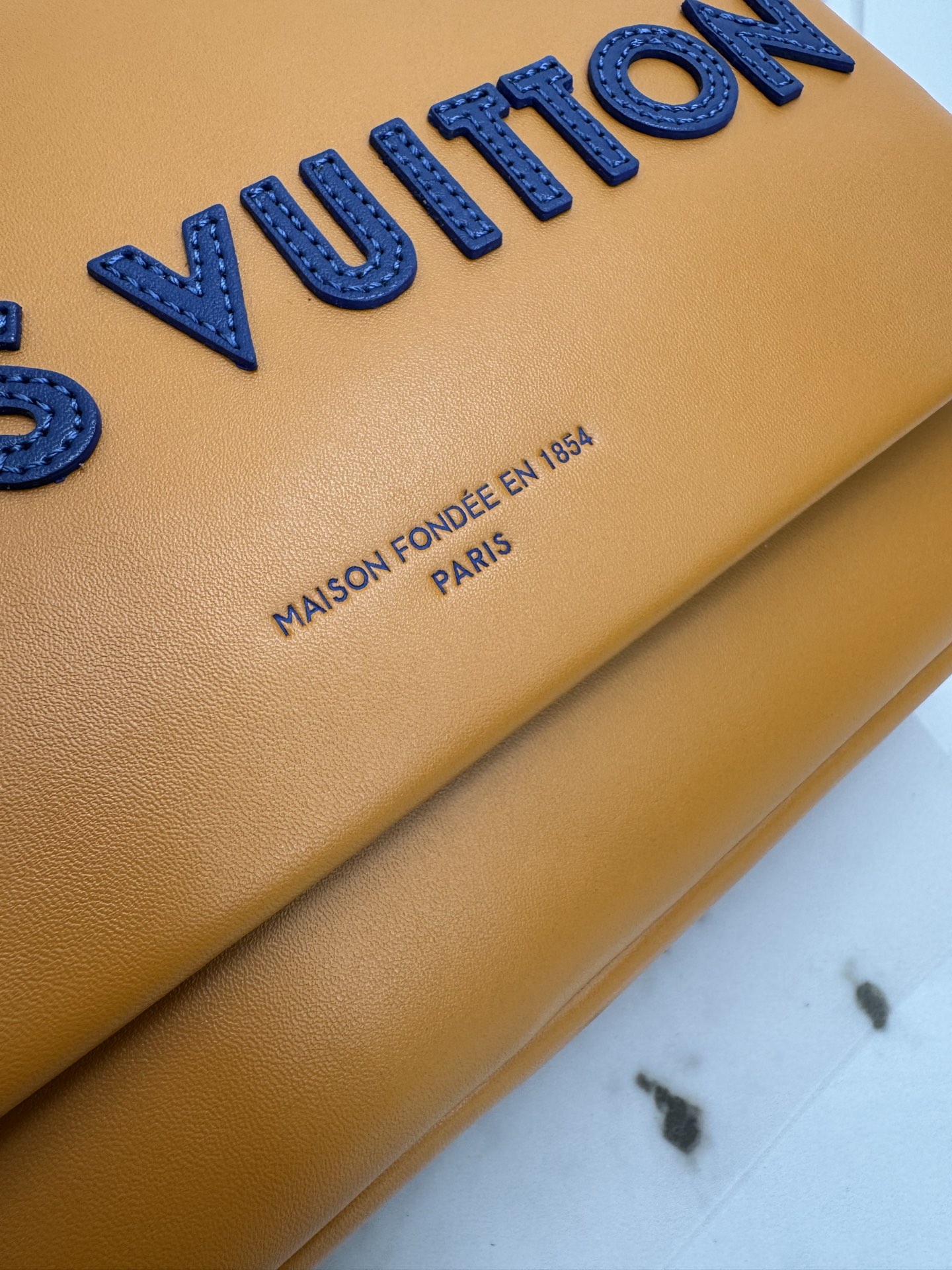 💰P480 顶级原单 163动态芯片  M12988 本款 Shopper 中号手袋自路易威登购物袋汲取灵感，于柔软牛皮革抒写 Louis Vuitton 和 Maison Fond&eacute;e En 1854 字样，搭配顶部手柄和可拆卸肩带。24.0 x 19.0 x 18.0 厘米 (长 x 高 x 宽)
	&bull;	牛皮革
	&bull;	牛皮革饰边
	&bull;	织物内衬
	&bull;	金属件
	&bull;	Musketon 开合
	&bull;	主隔层
	&bull;	拉链袋
	&bull;	双贴袋
	&bull;	手柄：双手柄