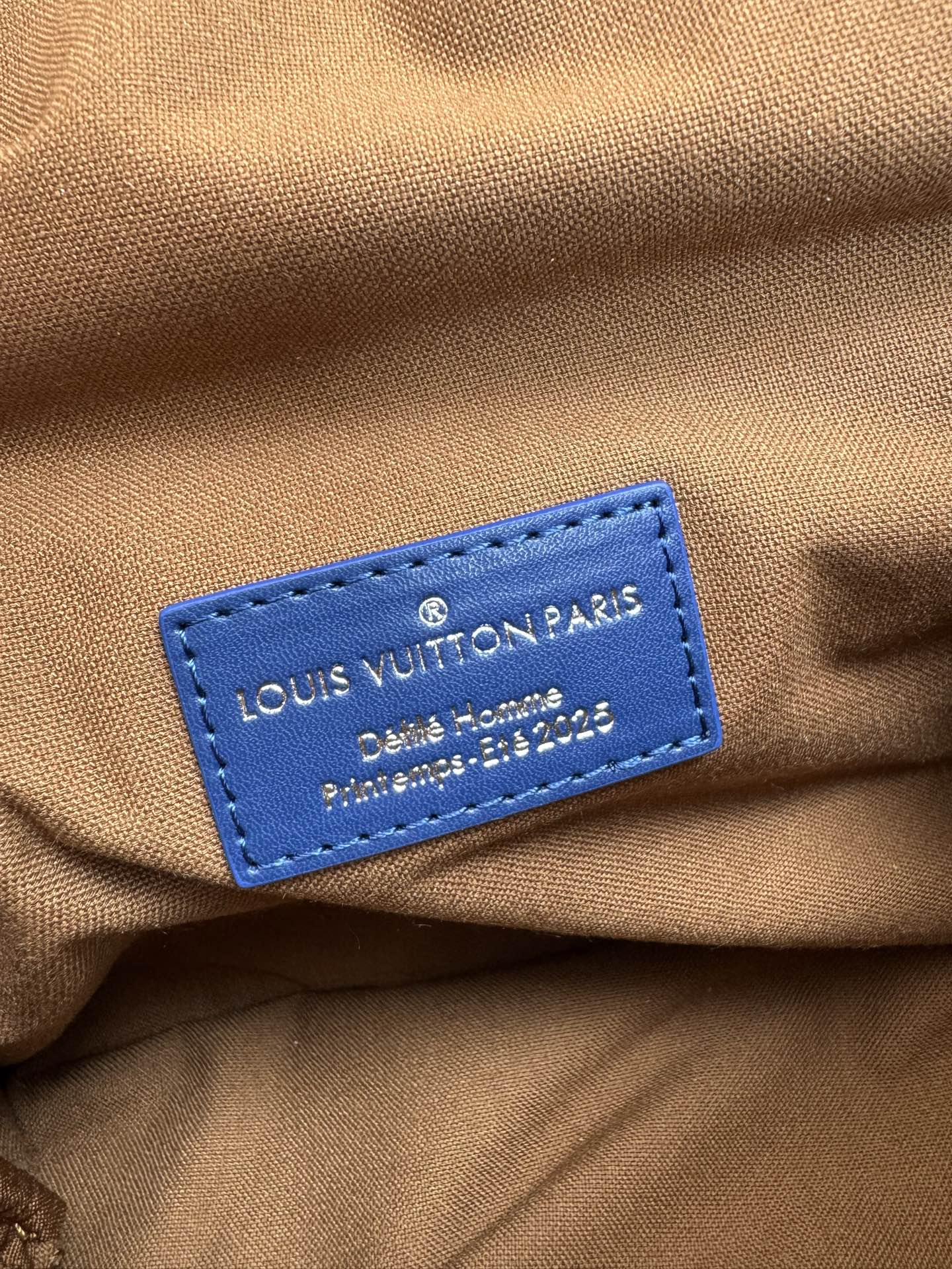 💰P480 顶级原单 163动态芯片  M12988 本款 Shopper 中号手袋自路易威登购物袋汲取灵感，于柔软牛皮革抒写 Louis Vuitton 和 Maison Fond&eacute;e En 1854 字样，搭配顶部手柄和可拆卸肩带。24.0 x 19.0 x 18.0 厘米 (长 x 高 x 宽)
	&bull;	牛皮革
	&bull;	牛皮革饰边
	&bull;	织物内衬
	&bull;	金属件
	&bull;	Musketon 开合
	&bull;	主隔层
	&bull;	拉链袋
	&bull;	双贴袋
	&bull;	手柄：双手柄