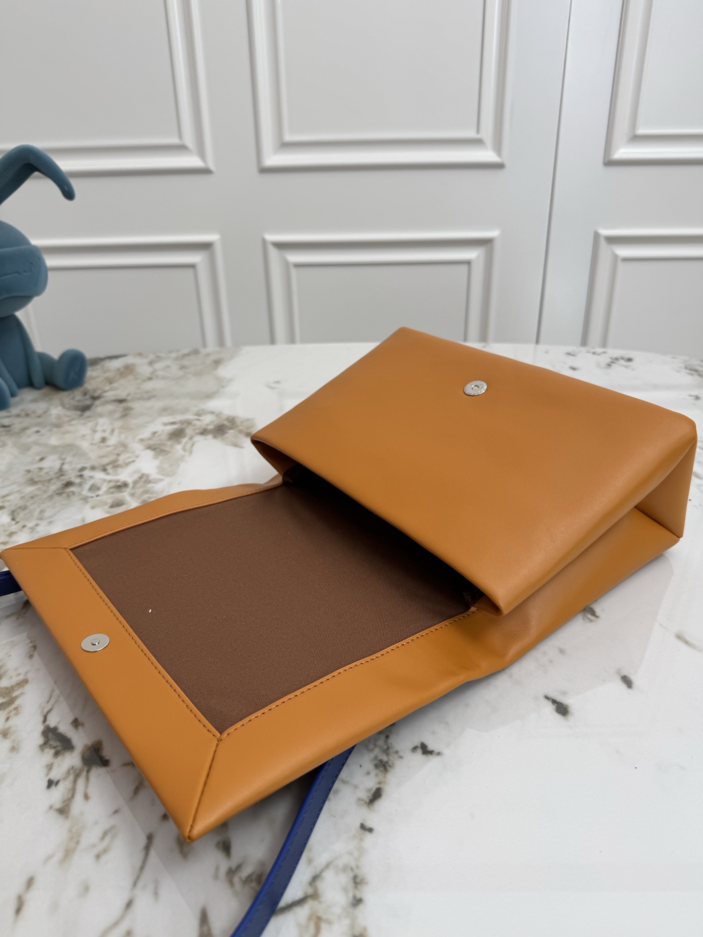 💰P480 顶级原单 163动态芯片  M12988 本款 Shopper 中号手袋自路易威登购物袋汲取灵感，于柔软牛皮革抒写 Louis Vuitton 和 Maison Fond&eacute;e En 1854 字样，搭配顶部手柄和可拆卸肩带。24.0 x 19.0 x 18.0 厘米 (长 x 高 x 宽)
	&bull;	牛皮革
	&bull;	牛皮革饰边
	&bull;	织物内衬
	&bull;	金属件
	&bull;	Musketon 开合
	&bull;	主隔层
	&bull;	拉链袋
	&bull;	双贴袋
	&bull;	手柄：双手柄