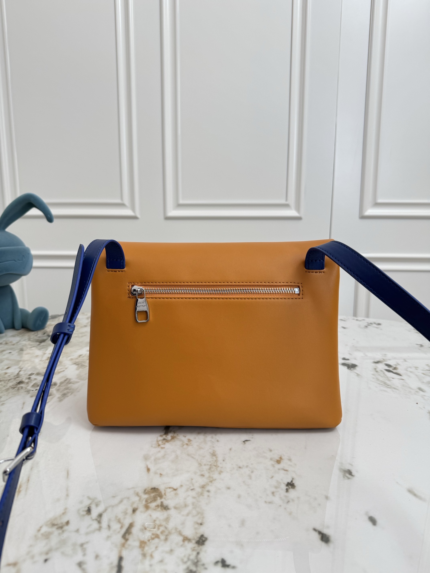 💰P480 顶级原单 163动态芯片  M12988 本款 Shopper 中号手袋自路易威登购物袋汲取灵感，于柔软牛皮革抒写 Louis Vuitton 和 Maison Fond&eacute;e En 1854 字样，搭配顶部手柄和可拆卸肩带。24.0 x 19.0 x 18.0 厘米 (长 x 高 x 宽)
	&bull;	牛皮革
	&bull;	牛皮革饰边
	&bull;	织物内衬
	&bull;	金属件
	&bull;	Musketon 开合
	&bull;	主隔层
	&bull;	拉链袋
	&bull;	双贴袋
	&bull;	手柄：双手柄