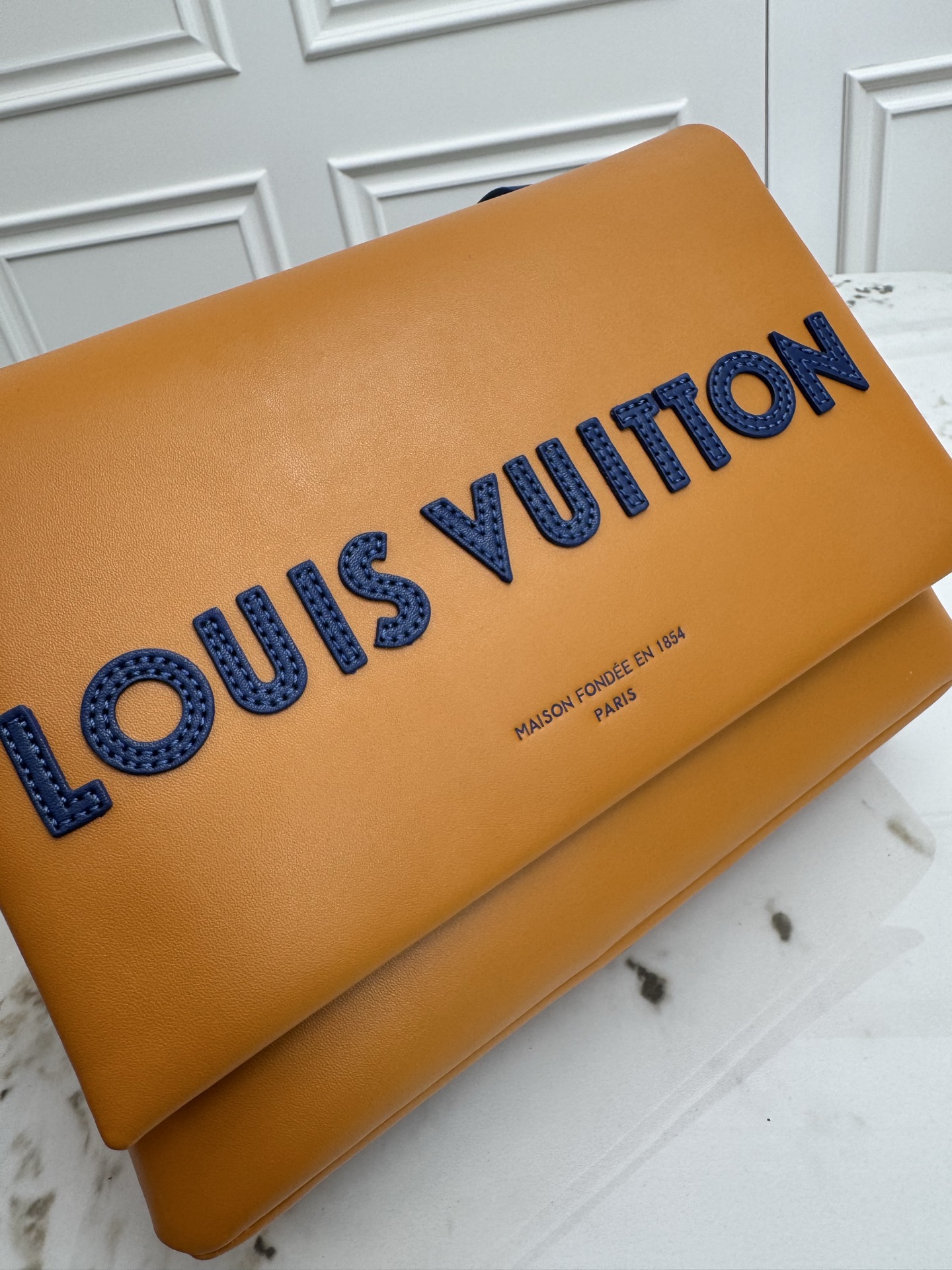 💰P480 顶级原单 163动态芯片  M12988 本款 Shopper 中号手袋自路易威登购物袋汲取灵感，于柔软牛皮革抒写 Louis Vuitton 和 Maison Fond&eacute;e En 1854 字样，搭配顶部手柄和可拆卸肩带。24.0 x 19.0 x 18.0 厘米 (长 x 高 x 宽)
	&bull;	牛皮革
	&bull;	牛皮革饰边
	&bull;	织物内衬
	&bull;	金属件
	&bull;	Musketon 开合
	&bull;	主隔层
	&bull;	拉链袋
	&bull;	双贴袋
	&bull;	手柄：双手柄