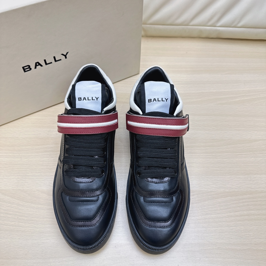 Las zapatillas Maudo de la serie Bally Lift están hechas de piel de napa suave para mayor comodidad, equipada…