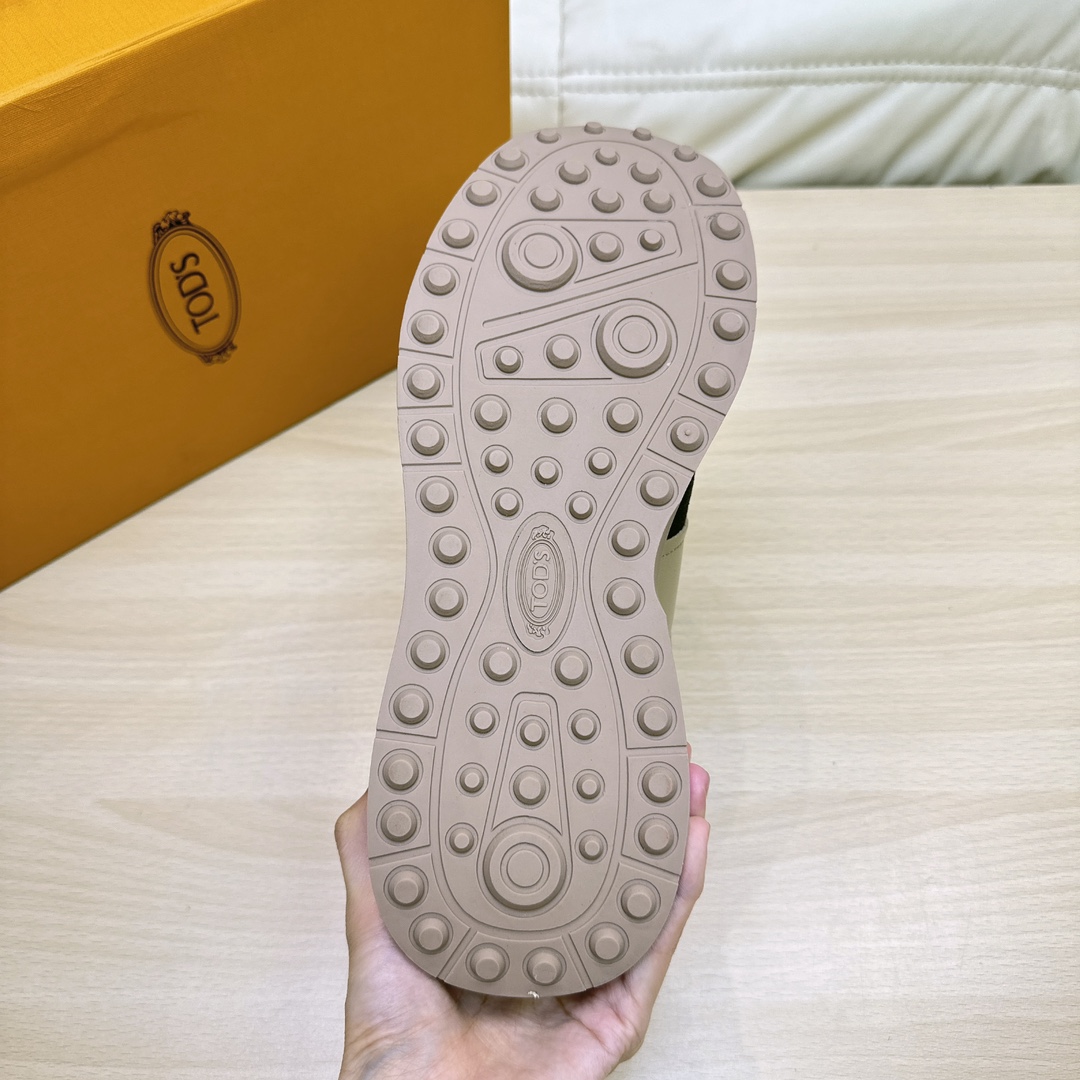 190Tods Men's Casual SneakersLa zapatilla deportiva TOD'S es una llamativa novedad, con una suela de