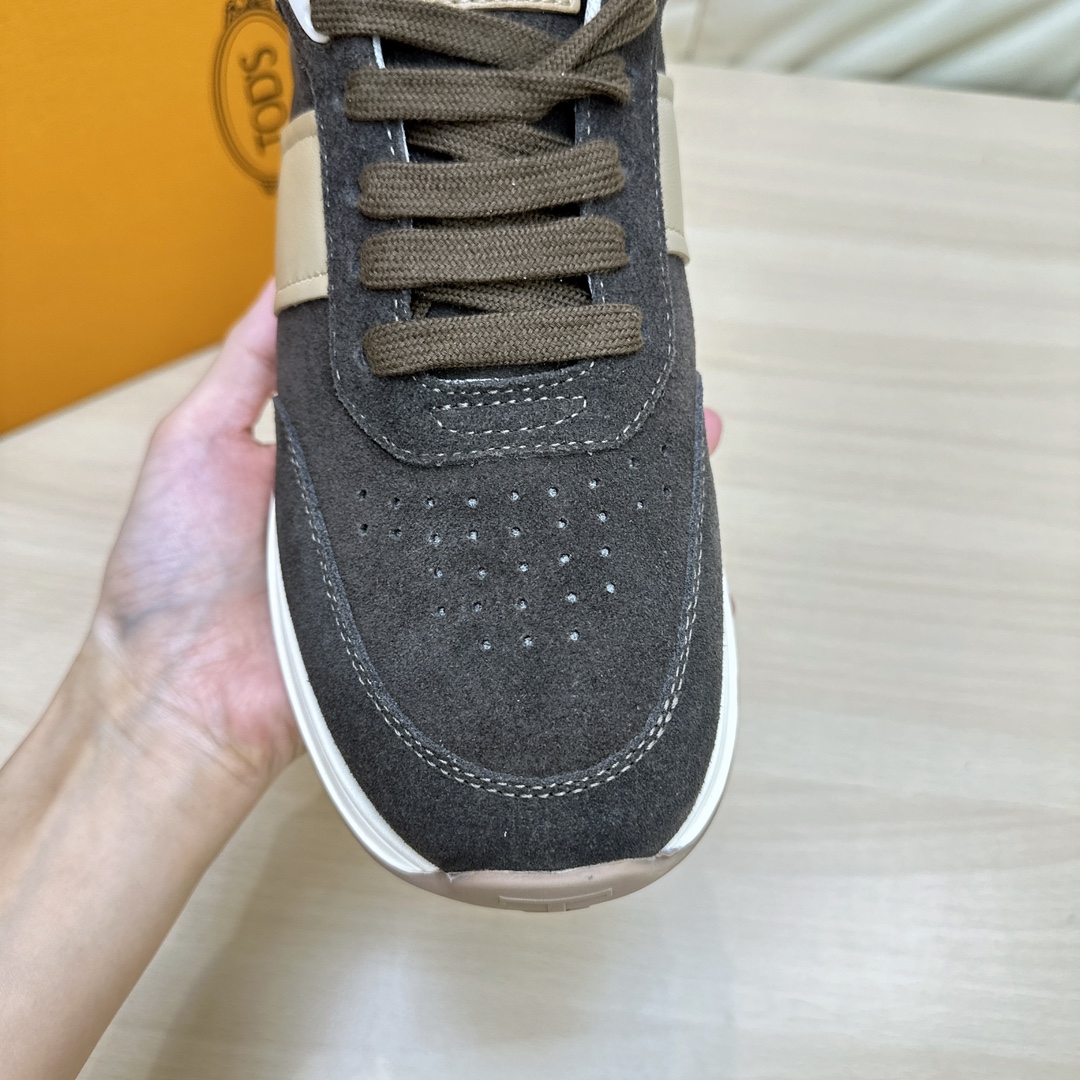 190Tods Men's Casual SneakersLa zapatilla deportiva TOD'S es una llamativa novedad, con una suela de