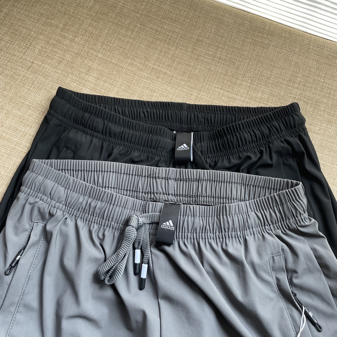 💰90
Adidas阿迪达斯官网款冰丝透气运动休闲速干短裤
3M反光条设计➕永恒不变的经典logo和侧面三条缸➕经典阿迪达斯硅胶的logo
即有了运动的舒适又有了街头的休闲!!
可以适应任何场合!!
全联三标洗吊齐全
直筒裤型两侧三道缸设计,极具设计感的一款短裤
充分体现百年传承的经典三条缸
这款的独特之处在于它的特殊的三条缸设计!!
突破常规和人们对阿迪达斯的审美,两边三条缸的经典款中脱颖而出!
裤腿下是经典标志!,不会掉,收脚的设计让整条裤子充满活力!抢镜回头率百分之百!
小毛圈面料,不会起球,透气吸湿性好!!
松紧腰带便于调节腰围,实用方便!!
这款裤子立体剪裁 ,更能体现出身型,
经典款你们值得拥有
颜色:黑色 深灰色
裤长 腰围 臀围 脚口
M 44.5 65 49.5 26
L 46 67 52 27
XL 47.5 70 54 28
2XL 49 73 56 29
3XL 50.5 76 58 30
4XL 52 79 60 31
5XL 53 82 62 32
6XL 54 85 64 33
7XL 55 87 66 34