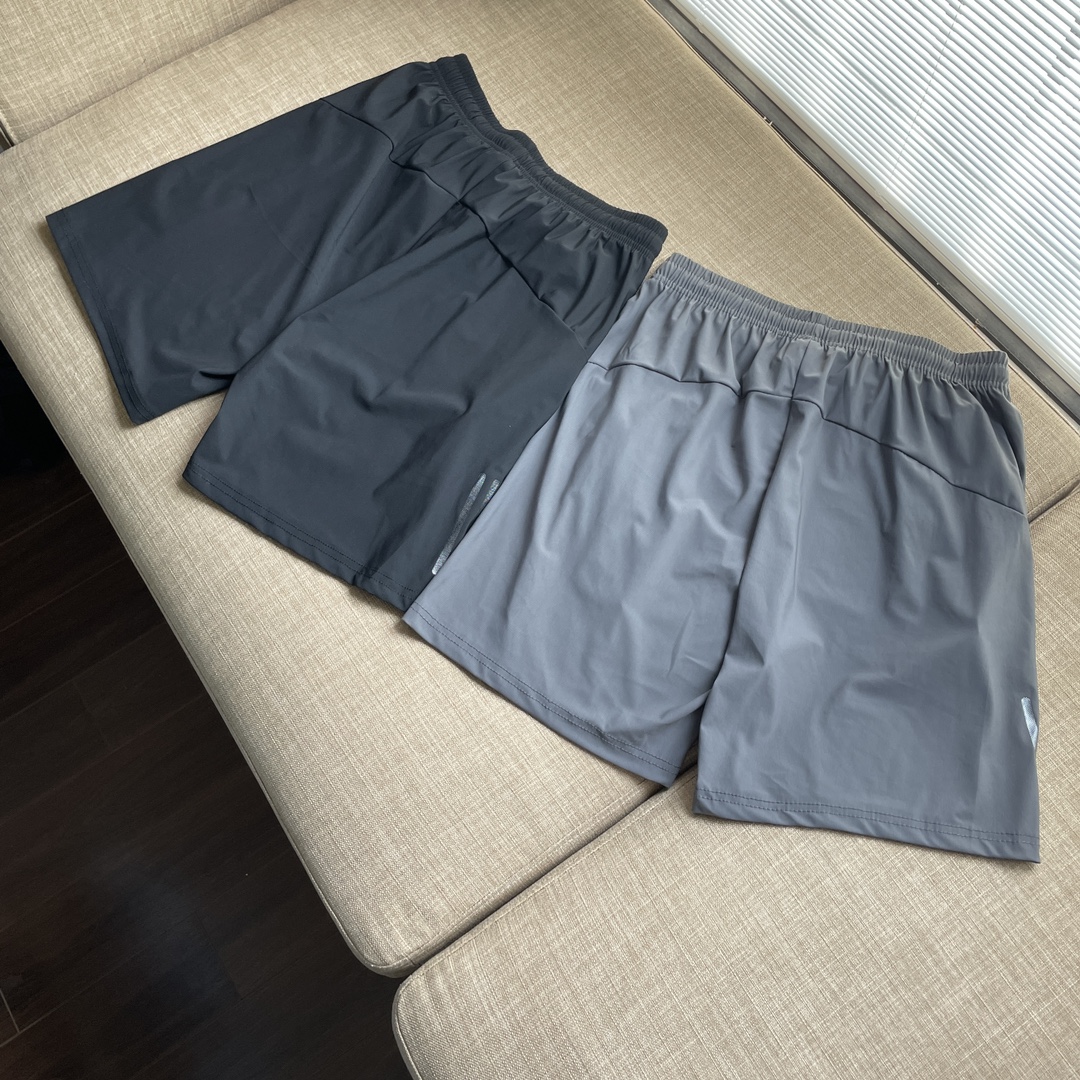 💰90
Adidas阿迪达斯官网款冰丝透气运动休闲速干短裤
3M反光条设计➕永恒不变的经典logo和侧面三条缸➕经典阿迪达斯硅胶的logo
即有了运动的舒适又有了街头的休闲!!
可以适应任何场合!!
全联三标洗吊齐全
直筒裤型两侧三道缸设计,极具设计感的一款短裤
充分体现百年传承的经典三条缸
这款的独特之处在于它的特殊的三条缸设计!!
突破常规和人们对阿迪达斯的审美,两边三条缸的经典款中脱颖而出!
裤腿下是经典标志!,不会掉,收脚的设计让整条裤子充满活力!抢镜回头率百分之百!
小毛圈面料,不会起球,透气吸湿性好!!
松紧腰带便于调节腰围,实用方便!!
这款裤子立体剪裁 ,更能体现出身型,
经典款你们值得拥有
颜色:黑色 深灰色
裤长 腰围 臀围 脚口
M 44.5 65 49.5 26
L 46 67 52 27
XL 47.5 70 54 28
2XL 49 73 56 29
3XL 50.5 76 58 30
4XL 52 79 60 31
5XL 53 82 62 32
6XL 54 85 64 33
7XL 55 87 66 34