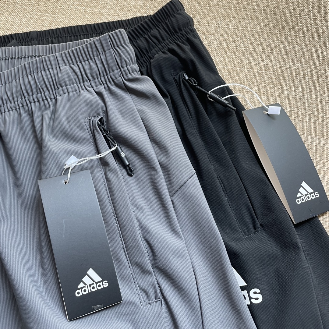 💰90
Adidas阿迪达斯官网款冰丝透气运动休闲速干短裤
3M反光条设计➕永恒不变的经典logo和侧面三条缸➕经典阿迪达斯硅胶的logo
即有了运动的舒适又有了街头的休闲!!
可以适应任何场合!!
全联三标洗吊齐全
直筒裤型两侧三道缸设计,极具设计感的一款短裤
充分体现百年传承的经典三条缸
这款的独特之处在于它的特殊的三条缸设计!!
突破常规和人们对阿迪达斯的审美,两边三条缸的经典款中脱颖而出!
裤腿下是经典标志!,不会掉,收脚的设计让整条裤子充满活力!抢镜回头率百分之百!
小毛圈面料,不会起球,透气吸湿性好!!
松紧腰带便于调节腰围,实用方便!!
这款裤子立体剪裁 ,更能体现出身型,
经典款你们值得拥有
颜色:黑色 深灰色
裤长 腰围 臀围 脚口
M 44.5 65 49.5 26
L 46 67 52 27
XL 47.5 70 54 28
2XL 49 73 56 29
3XL 50.5 76 58 30
4XL 52 79 60 31
5XL 53 82 62 32
6XL 54 85 64 33
7XL 55 87 66 34