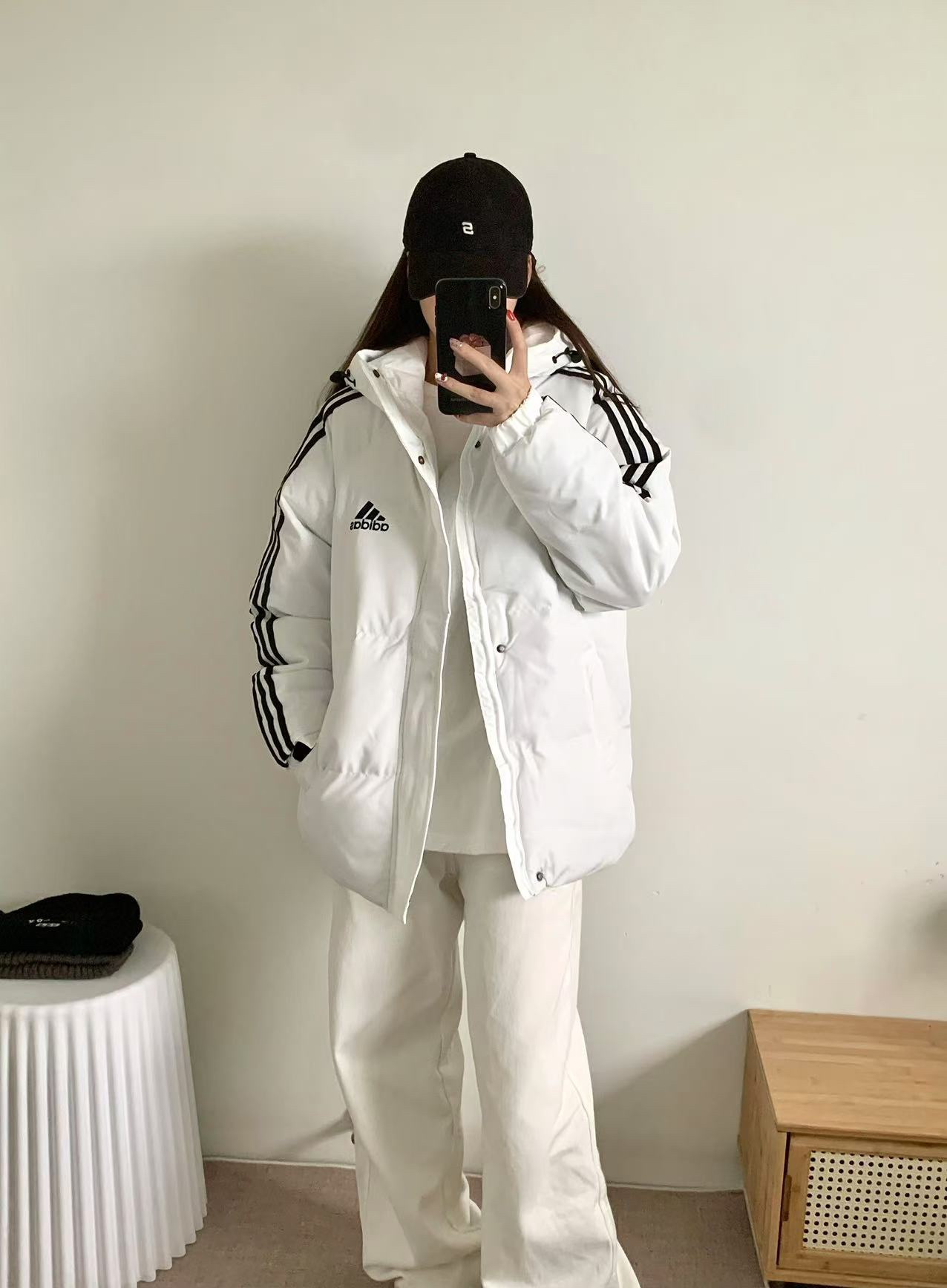 💰130
Adidas阿迪达斯 经典三道杠经典款羽绒棉服
   寒冬一定闭眼入的百搭单品，面料已做防水涂层 防水防风 袖口松紧设计，加厚设计无敌保暖 胸前简约三条杠logo设计，立领双门襟设计，简约百搭，轻松好驾驭 上身效果极佳 刷街必备 百搭神器，朋友们闭眼入！ 上身舒服抗寒保暖，做工精致，细节到位，三标齐全，诚意满满！
颜色：黑色 白色
尺码：p64图