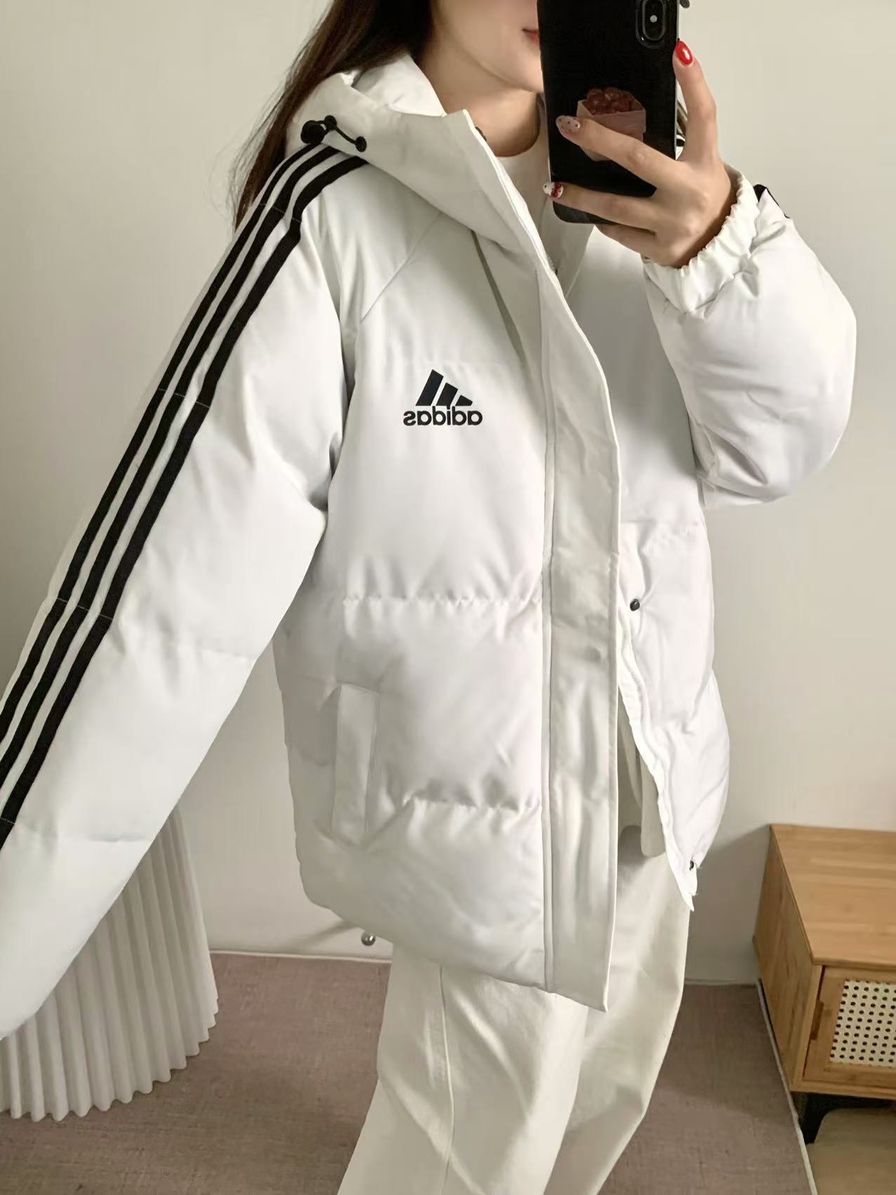 💰130
Adidas阿迪达斯 经典三道杠经典款羽绒棉服
   寒冬一定闭眼入的百搭单品，面料已做防水涂层 防水防风 袖口松紧设计，加厚设计无敌保暖 胸前简约三条杠logo设计，立领双门襟设计，简约百搭，轻松好驾驭 上身效果极佳 刷街必备 百搭神器，朋友们闭眼入！ 上身舒服抗寒保暖，做工精致，细节到位，三标齐全，诚意满满！
颜色：黑色 白色
尺码：p64图