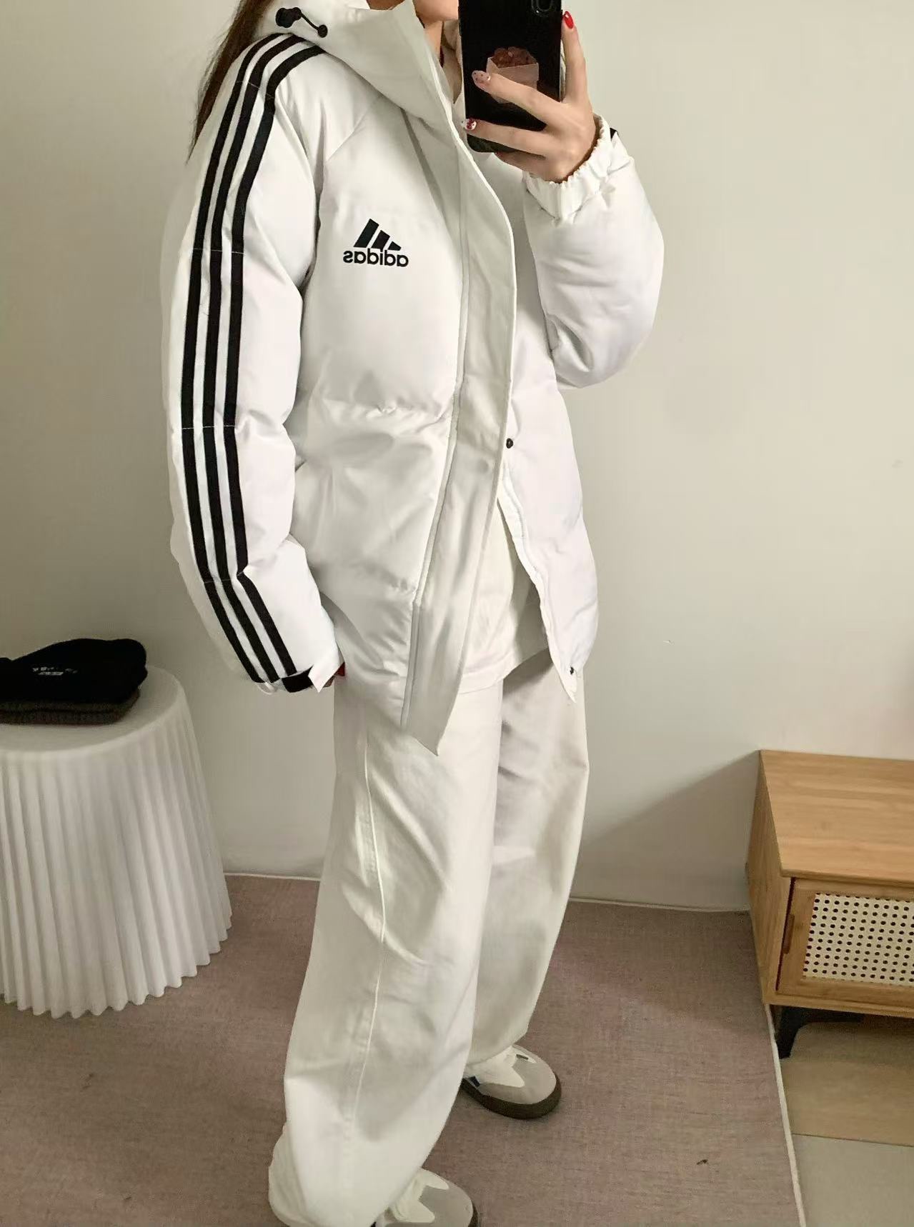 💰130
Adidas阿迪达斯 经典三道杠经典款羽绒棉服
   寒冬一定闭眼入的百搭单品，面料已做防水涂层 防水防风 袖口松紧设计，加厚设计无敌保暖 胸前简约三条杠logo设计，立领双门襟设计，简约百搭，轻松好驾驭 上身效果极佳 刷街必备 百搭神器，朋友们闭眼入！ 上身舒服抗寒保暖，做工精致，细节到位，三标齐全，诚意满满！
颜色：黑色 白色
尺码：p64图