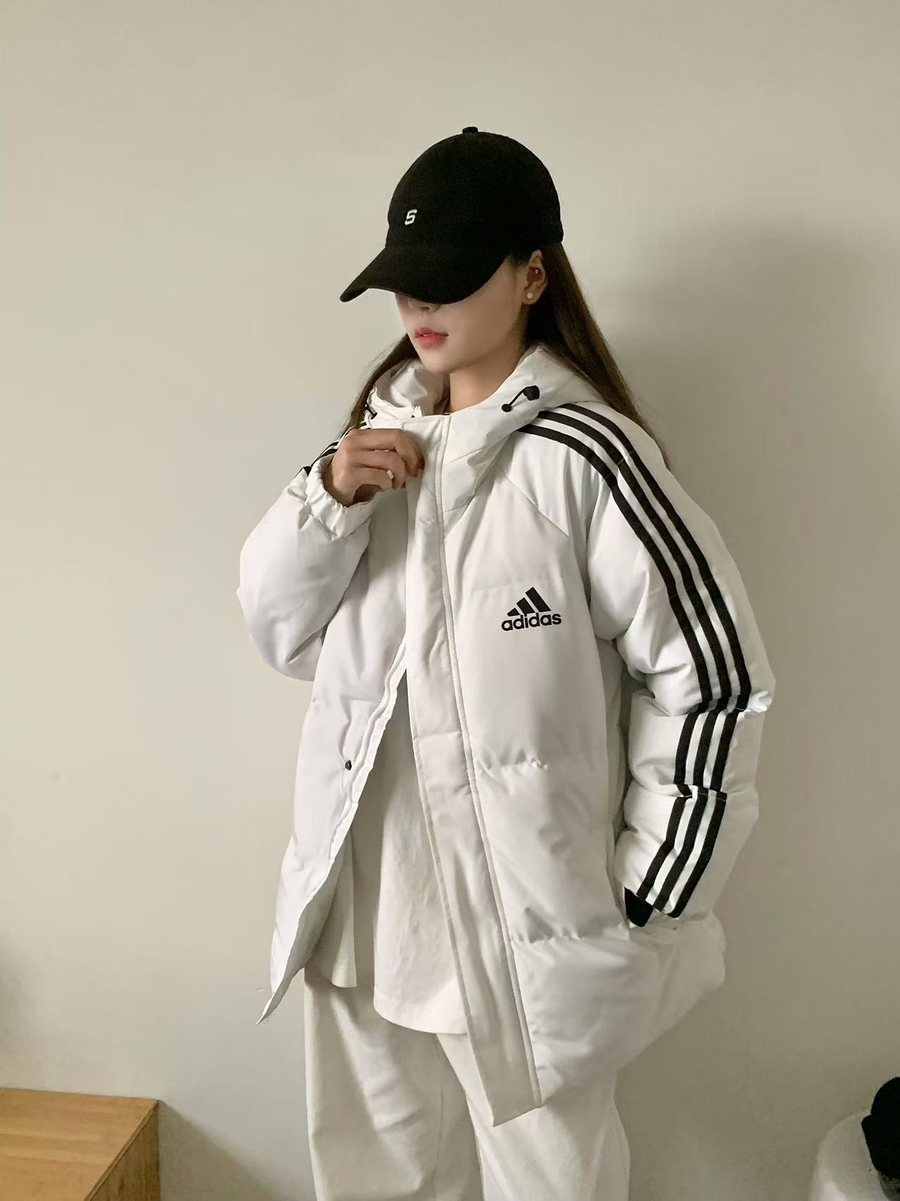 💰130
Adidas阿迪达斯 经典三道杠经典款羽绒棉服
   寒冬一定闭眼入的百搭单品，面料已做防水涂层 防水防风 袖口松紧设计，加厚设计无敌保暖 胸前简约三条杠logo设计，立领双门襟设计，简约百搭，轻松好驾驭 上身效果极佳 刷街必备 百搭神器，朋友们闭眼入！ 上身舒服抗寒保暖，做工精致，细节到位，三标齐全，诚意满满！
颜色：黑色 白色
尺码：p64图