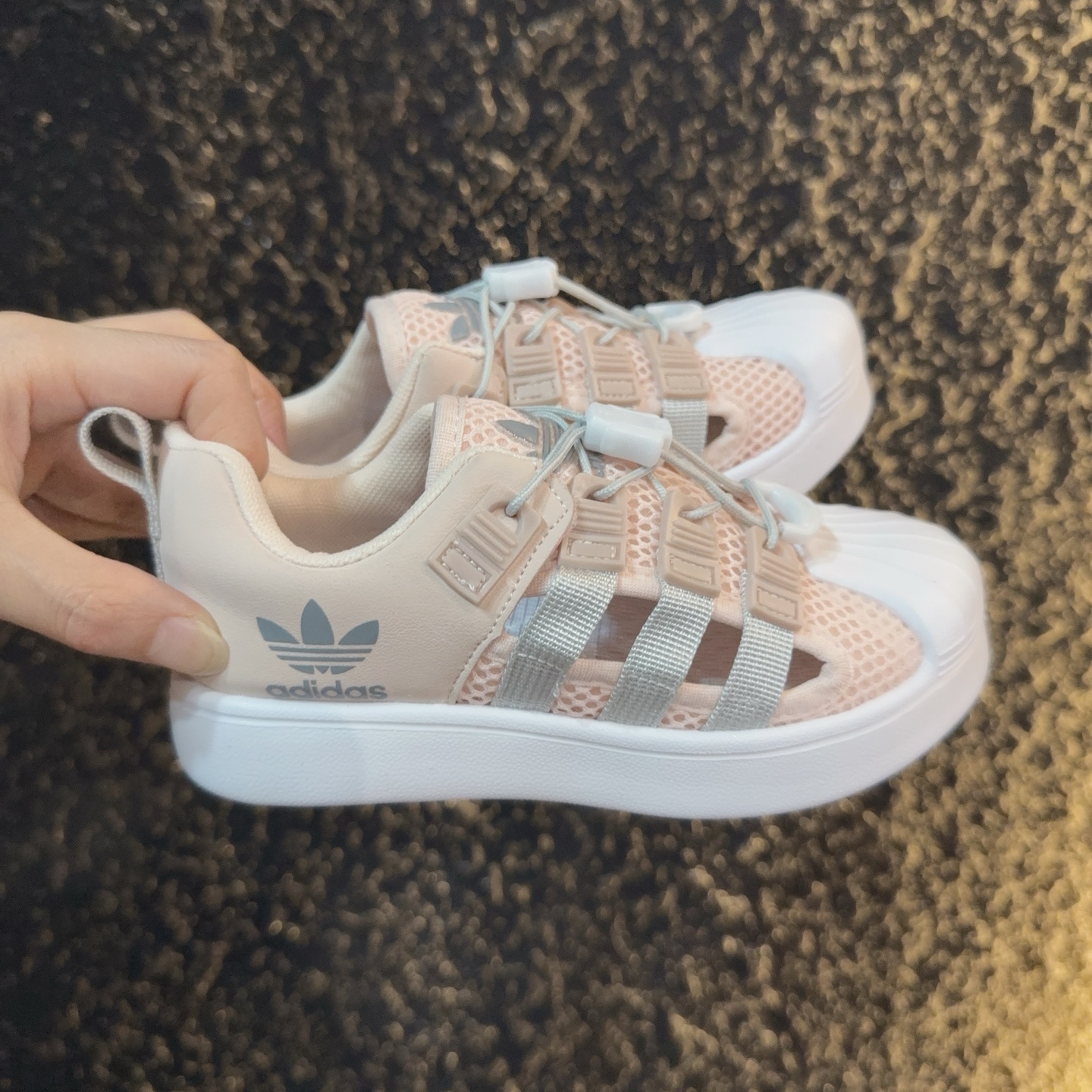 didas 贝壳头凉鞋 德训鞋童鞋 阿迪达斯贝壳头德训鞋童鞋 包头防撞凉鞋 系带方式：松紧扣 号码：26-37-选品中心