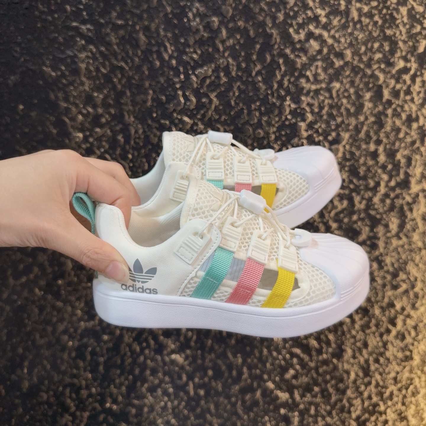 didas 贝壳头凉鞋 德训鞋童鞋 阿迪达斯贝壳头德训鞋童鞋 包头防撞凉鞋 系带方式：松紧扣 号码：26-37-选品中心