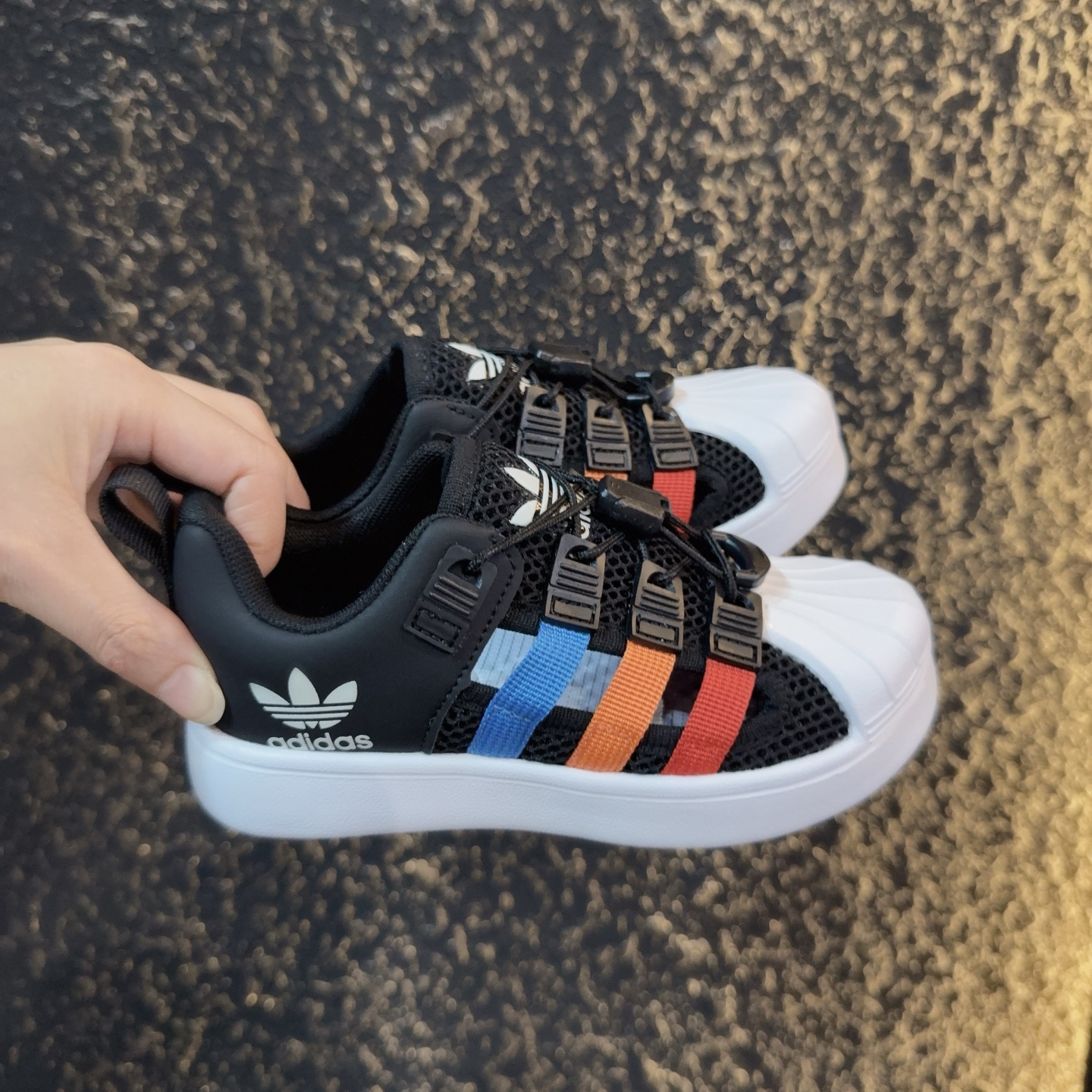 didas 贝壳头凉鞋 德训鞋童鞋 阿迪达斯贝壳头德训鞋童鞋 包头防撞凉鞋 系带方式：松紧扣 号码：26-37-选品中心