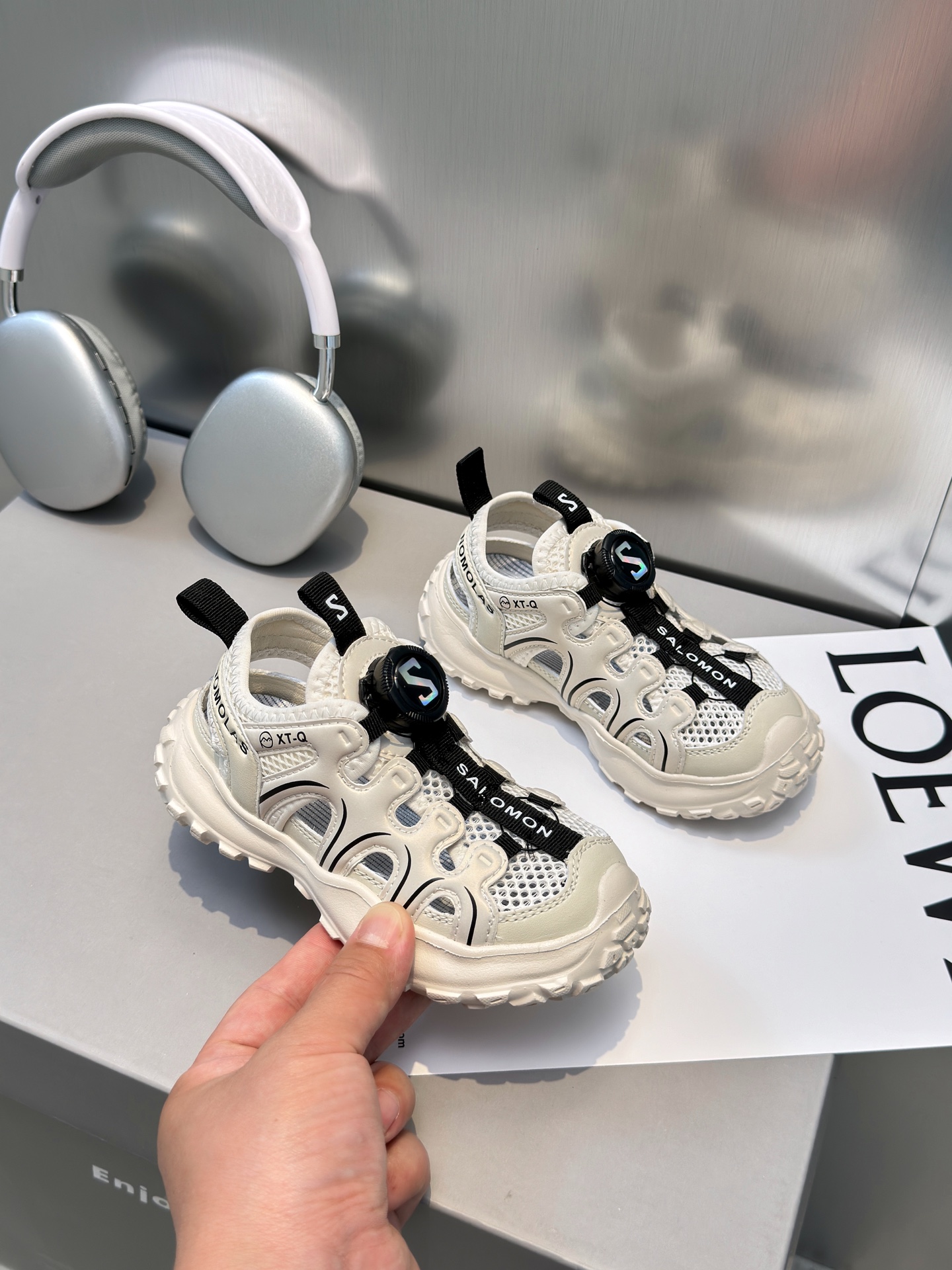 NO:211924,Children's Salomon XT-Q rotary button sandals SALOMON XT-Q series rotary button toe anti-collision children's shoes straggling shoes sandals Salomon XT-Q breathable mesh shoes durian sole wading shoes beach shoes Size 26-37, slippers, sandals, sandals, slippers,19860909儿童萨络蒙XT-Q旋转纽扣凉鞋 SALOMON XT-Q系列旋转纽扣包头防撞童鞋 溯溪鞋凉鞋 萨络蒙XT-Q透气网鞋榴莲底涉水鞋沙滩鞋 码数26-37,拖鞋，凉鞋,sandals,slippers,,Children's