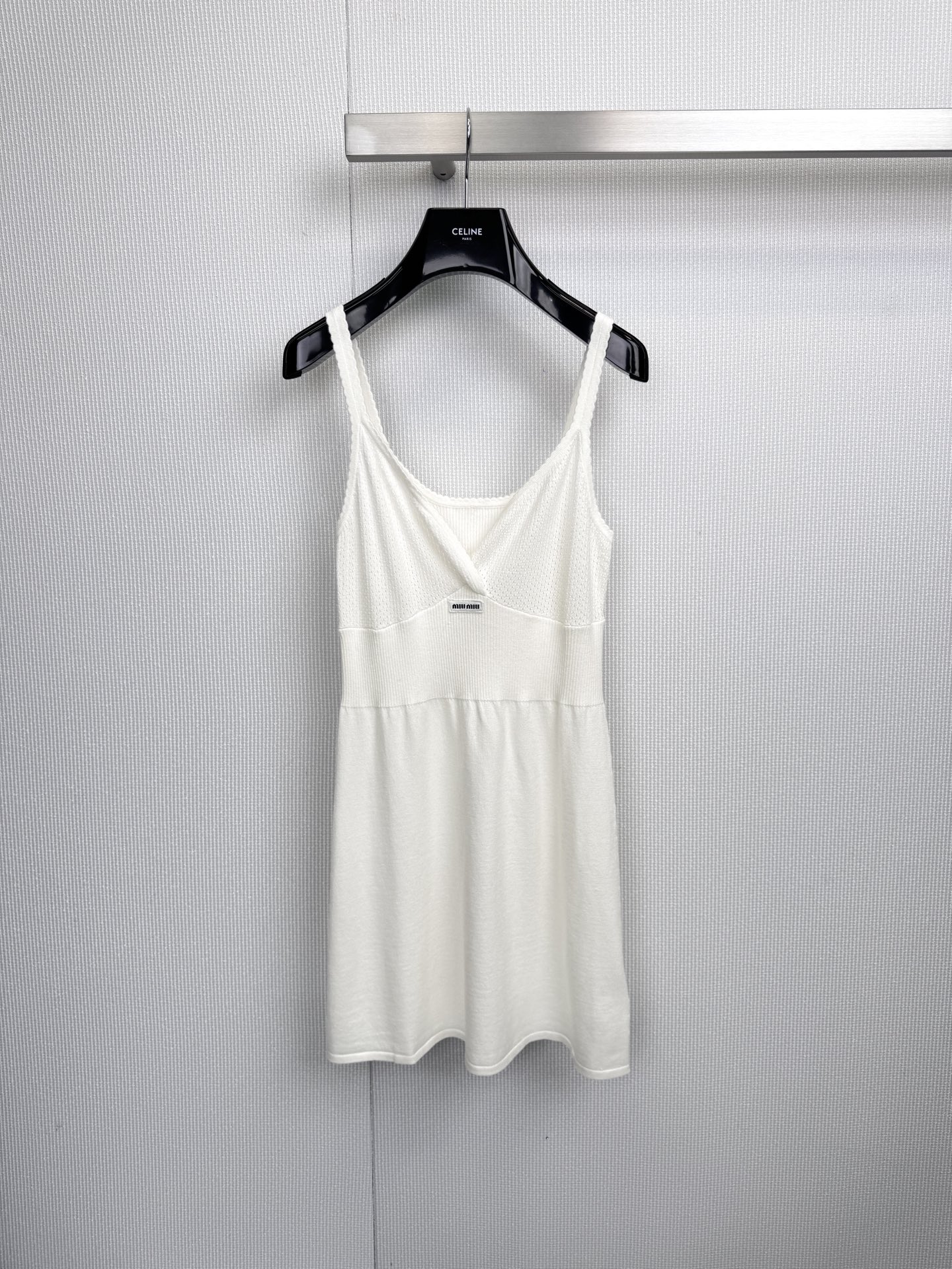 NO:589639,The MiuMiu white knitted dress outlines just the right amount of sweetness and sexiness with a simple outline. The fine knitted fabric has a full sense of drape. The cross V-neck design on the upper body slightly exposes the collarbone, and the natural A-line hem gently modifies the figure. The exquisite brand label embellished on the chest highlights the texture in a low-key manner. Whether it is worn with sandals to create a refreshing summer look, or worn with a suit to cope with the indoor air-conditioning, it can be easily integrated into your daily wardrobe, becoming a classic item that is very stylish when worn.  Size SML,,miumiu,sandals,skirts,business suit,alexander wang19860909MiuMiu白色针织连衣裙,以简约轮廓勾勒出恰到好处的甜美与性感,细密针织面料垂坠感十足,上身交叉V领设计微露锁骨,搭配自然A字下摆,温柔修饰身形,胸前点缀的精致品牌标签,低调彰显质感,无论是搭配凉鞋打造夏日清爽造型,还是外搭西装应对室内冷气,它都能轻松融入你的日常衣橱,成为那件随手一穿就很有品的经典单品. 码数SML,,miumiu,sandals,skirts,business suit,alexander wang,Women's clothing