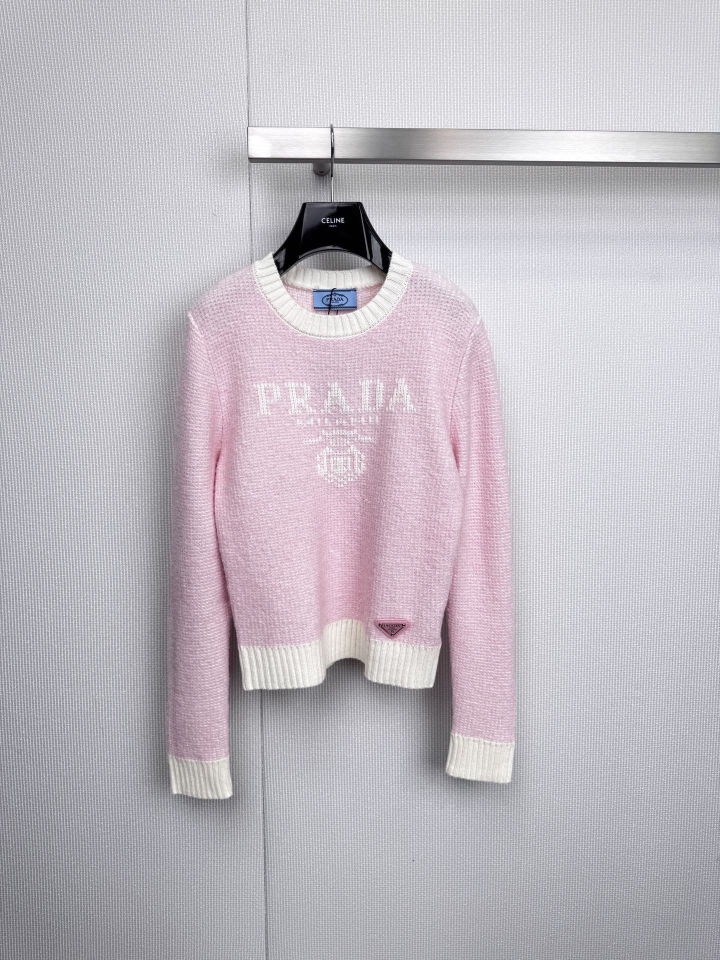 NO:591375,Gentle sniper Prada's sweater directly fills the winter atmosphere. The soft and waxy lavender purple and cherry blossom pink are simply the ceiling of gentleness. The PRADA jacquard and triangle logo on the chest are low-key and classy. It can be easily worn whether it is worn alone or as an inner layer. When the soft and waxy knitted meets the low-saturation pink and purple, it seems to warm up the winter.  Wear it on your body, the classic ribbed round neck design sets off the soft facial lines; the brand logo on the chest is an exquisite imprint carved into details. During your leisure time on the weekend, use a Prada sweater to freeze the laziness and comfort of winter. The code number is SML, prada, sweaters, alexander  wang19860909温柔狙击Prada这款毛衣直接把冬日氛围感拉满,软糯的薰衣草紫与樱花粉,简直是温柔系颜值天花板,胸前的PRADA提花和三角标低调有品,无论是单穿还是内搭,都能轻松应对,当软糯的针织邂逅低饱和度的粉与紫,仿佛将冬日暖阳穿在身上,经典的罗纹圆领设计,衬托柔和脸部线条；胸前的品牌标识,是刻入细节的精致印记,于周末闲暇时分,用一件Prada毛衣,定格属于冬日的慵懒与惬意.码数句SML,,prada,sweaters,alexander wang,Women's clothing