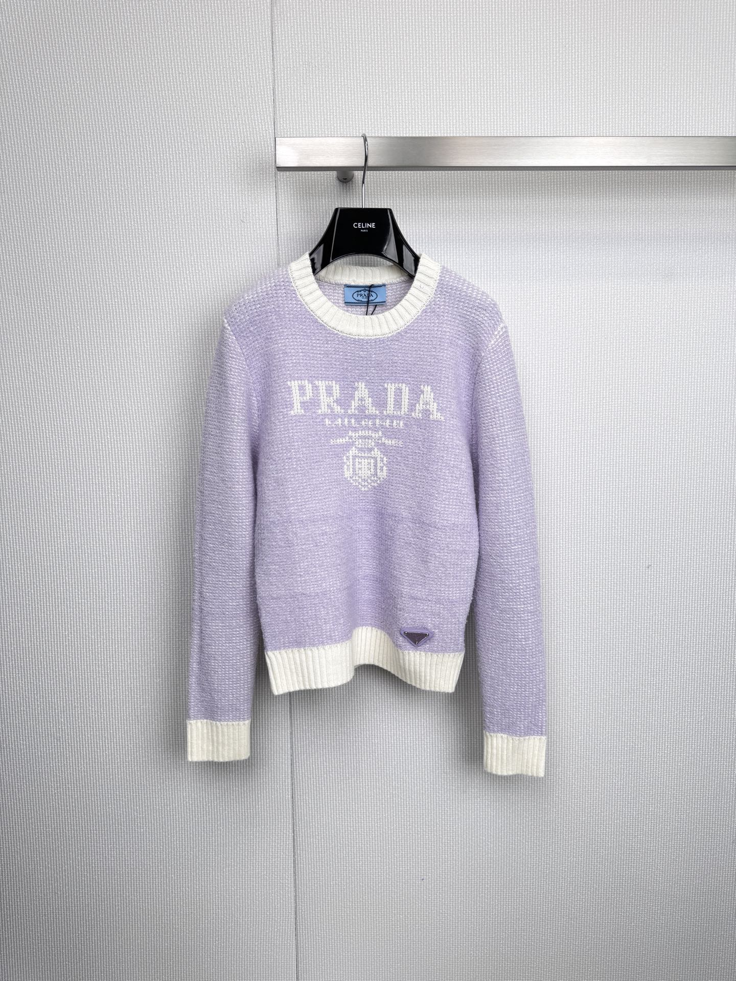 NO:591379,Gentle sniper Prada's sweater directly fills the winter atmosphere. The soft and waxy lavender purple and cherry blossom pink are simply the ceiling of gentleness. The PRADA jacquard and triangle logo on the chest are low-key and classy. Whether worn alone or as an inner layer, it can be easily handled. When soft and waxy knitting meets low satiety  The soft pink and purple seem to wear the warm winter sun on the body. The classic ribbed round neck design sets off the soft facial lines; the brand logo on the chest is an exquisite mark engraved with details. During the weekend leisure time, use a Prada sweater to freeze the laziness and comfort of winter. Code number SML  P,,prada,sweaters,alexander wang19860909温柔狙击Prada这款毛衣直接把冬日氛围感拉满,软糯的薰衣草紫与樱花粉,简直是温柔系颜值天花板,胸前的PRADA提花和三角标低调有品,无论是单穿还是内搭,都能轻松应对,当软糯的针织邂逅低饱和度的粉与紫,仿佛将冬日暖阳穿在身上,经典的罗纹圆领设计,衬托柔和脸部线条；胸前的品牌标识,是刻入细节的精致印记,于周末闲暇时分,用一件Prada毛衣,定格属于冬日的慵懒与惬意.码数句SML P,,prada,sweaters,alexander wang,Women's clothing