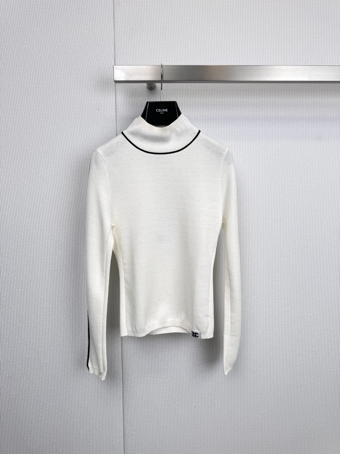 NO:591374,Chanle's half-turtleneck sweater is made of soft velvet and has classic silhouettes such as round neck and turtleneck. It presents the charm of pink, black and white. The details show the iconic stripes on the cuffs, the elegant routing of the body, and even the carefully embroidered diamond pattern and double C on the back pocket of the jeans.  Logo is a well-known style code. This series aims to create a relaxed yet sophisticated dressing experience. Whether it is a casual holiday with jeans or a minimalist commuting style with wide-leg pants, it can all demonstrate the timeless style of comfort and elegance that Ms. Chanel admires. Size SML,,chanel,chanel,jeans,alexander wang19860909Chanle半高领针织衫,甄选柔软绒线,以圆领、高领等经典廓形,呈现粉、黑、白三色魅力,细节之处尽显匠心袖口的标志性条纹、衣身的优雅走线,乃至牛仔裤后袋上精心刺绣的菱格纹与双C Logo,皆是深谙于心的风格密码,本系列旨在打造轻松而不失精致的着装体验,无论是搭配牛仔裤的休闲假日,还是与阔腿裤共塑的极简通勤造型,均能彰显香奈儿女士所推崇的舒适与优雅并存的隽永风格.码数SML,,chanel,chanel,jeans,alexander wang,Women's clothing