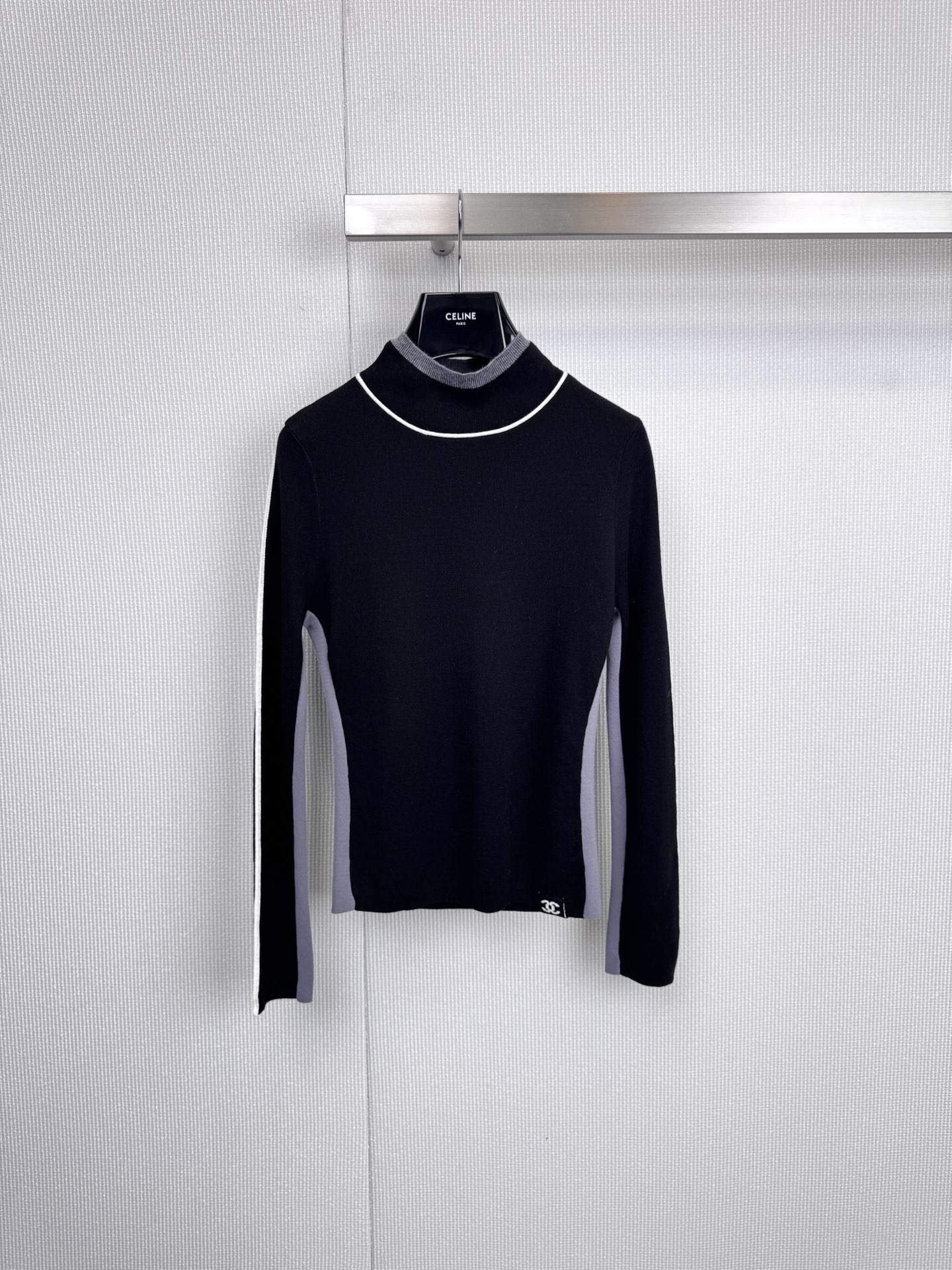 NO:591378,Chanle's half-turtleneck sweater is made of soft velvet and comes in classic silhouettes such as round neck and turtleneck. It presents the charm of pink, black and white. The details show the iconic stripes on the cuffs, the elegant routing of the body, and even the carefully embroidered diamond pattern and double C on the back pocket of the jeans.  Logo is a well-known style code. This series aims to create a relaxed yet sophisticated dressing experience. Whether it is a casual holiday with jeans or a minimalist commuting style with wide-leg pants, it can all demonstrate the timeless style of comfort and elegance that Ms. Chanel admires. Size SML,,chanel,chanel,jeans,alexander wang19860909Chanle半高领针织衫,甄选柔软绒线,以圆领、高领等经典廓形,呈现粉、黑、白三色魅力,细节之处尽显匠心袖口的标志性条纹、衣身的优雅走线,乃至牛仔裤后袋上精心刺绣的菱格纹与双C Logo,皆是深谙于心的风格密码,本系列旨在打造轻松而不失精致的着装体验,无论是搭配牛仔裤的休闲假日,还是与阔腿裤共塑的极简通勤造型,均能彰显香奈儿女士所推崇的舒适与优雅并存的隽永风格.码数SML,,chanel,chanel,jeans,alexander wang,Women's clothing