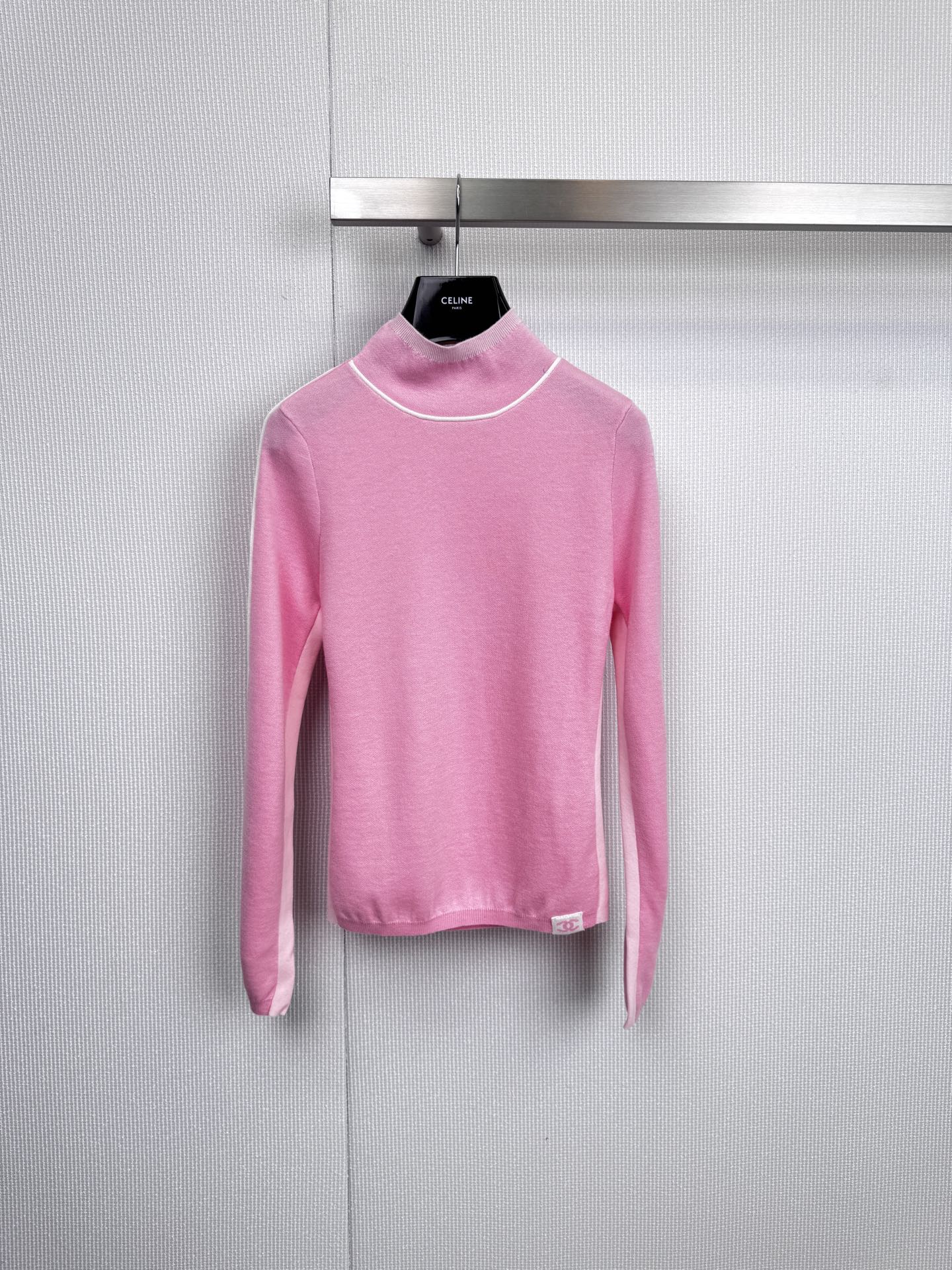 NO:591381,Chanle's half-turtleneck sweater is made of soft velvet and has classic silhouettes such as round neck and turtleneck. It presents the charm of pink, black and white. The details show the iconic stripes on the cuffs, the elegant routing of the body, and even the carefully embroidered diamond pattern and double C on the back pocket of the jeans.  Logo is a well-known style code. This series aims to create a relaxed yet sophisticated dressing experience. Whether it is a casual holiday with jeans or a minimalist commuting style with wide-leg pants, it can all demonstrate the timeless style of comfort and elegance that Ms. Chanel admires. Size SML,,chanel,chanel,jeans,alexander wang19860909Chanle半高领针织衫,甄选柔软绒线,以圆领、高领等经典廓形,呈现粉、黑、白三色魅力,细节之处尽显匠心袖口的标志性条纹、衣身的优雅走线,乃至牛仔裤后袋上精心刺绣的菱格纹与双C Logo,皆是深谙于心的风格密码,本系列旨在打造轻松而不失精致的着装体验,无论是搭配牛仔裤的休闲假日,还是与阔腿裤共塑的极简通勤造型,均能彰显香奈儿女士所推崇的舒适与优雅并存的隽永风格.码数SML,,chanel,chanel,jeans,alexander wang,Women's clothing