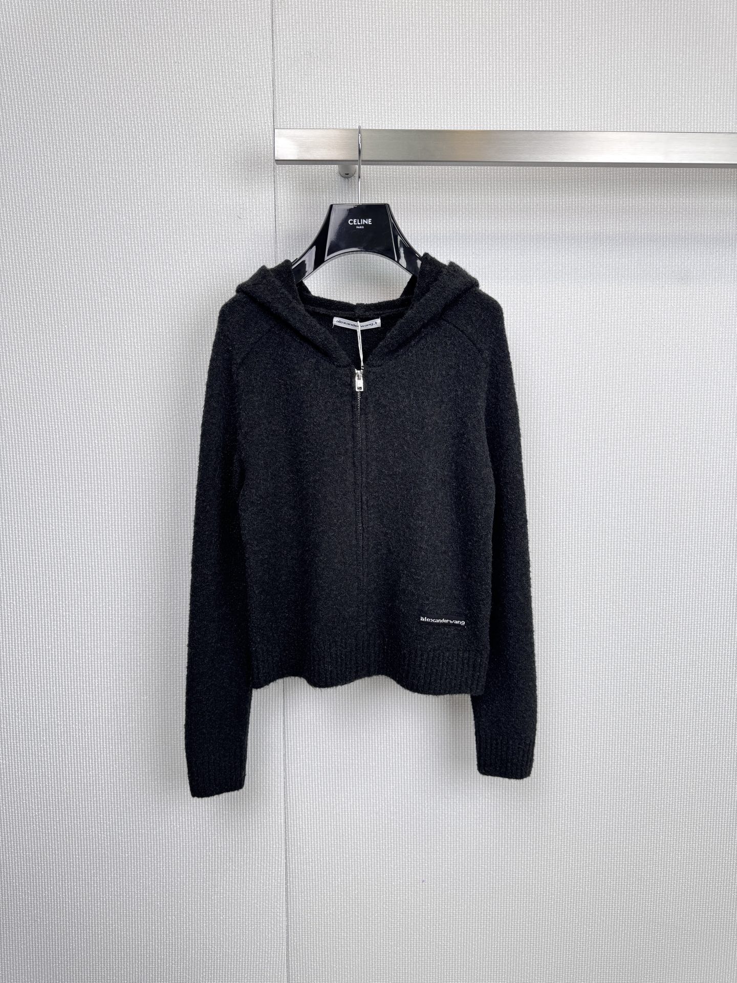 NO:591879,Alexander Wang hooded knitted zipper cardigan, the king's black statement, is not only a cardigan, but also a street attitude that breaks into the realm of high fashion. The heavy knitted fabric gives it a neat drape, and the subtle velvety texture locks in the temperature. The iconic white logo draws a sharp stroke on the black background. The metal zipper is pulled to the end to unlock the unruly style. It is born to be the focus. Even if it is left alone, it can't conceal the aura that subverts the field. Size SML, alexander  wang,hats,alexander wang19860909Alexander Wang亚历山大王连帽针织拉链开衫,大王的黑色宣言,这不仅是件开衫,更是闯入高级时装领地的街头态度,重磅针织面料赋予其利落垂坠感,细微绒毛质感锁住温度,标志性白色Logo在黑色背景上划出凌厉一笔,金属拉链一拉到底,解锁不羁型格,它生来就是焦点,即便静置,也难掩颠覆场域的气场.码数SML,,alexander wang,hats,alexander wang,Women's clothing