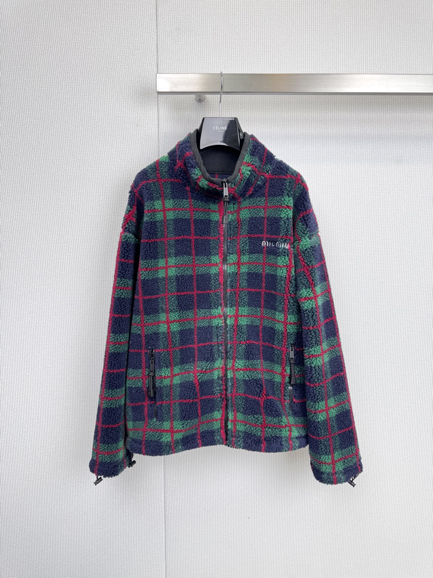 NO:591885,MiuMiu plaid polar fleece jacket, rich retro plaid, meets warm grain velvet. With its unique color composition, this jacket has become a landscape that cannot be ignored in winter. On top of the dark blue background, green and red interweave a classic academic atmosphere, and the fine details  The greasy suede texture injects modern softness and warmth into it. The exquisite embroidery on the left chest is the brand's exquisite attitude that cannot be hidden. Whether it is the neatness brought by the stand-up collar or the outline outlined by the drawstring, every appearance becomes the focus of style. Size SML  P,,miumiu,jackets & coats,ties,alexander wang19860909MiuMiu格纹摇粒绒外套,浓郁的复古格纹,邂逅温暖颗粒绒.这件外套以其独特的色彩构图,成为冬日里一道不容忽视的风景线.深蓝底蕴之上,绿与红交织出经典的学院气息,而细腻的绒面质感则为其注入了现代的柔软与暖意,左胸前的精致刺绣,是藏不住的品牌精致态度,无论是立领带来的利落,还是束绳勾勒的轮廓,都让每一次出场都自成风格焦点.码数SML P,,miumiu,jackets & coats,ties,alexander wang,Women's clothing