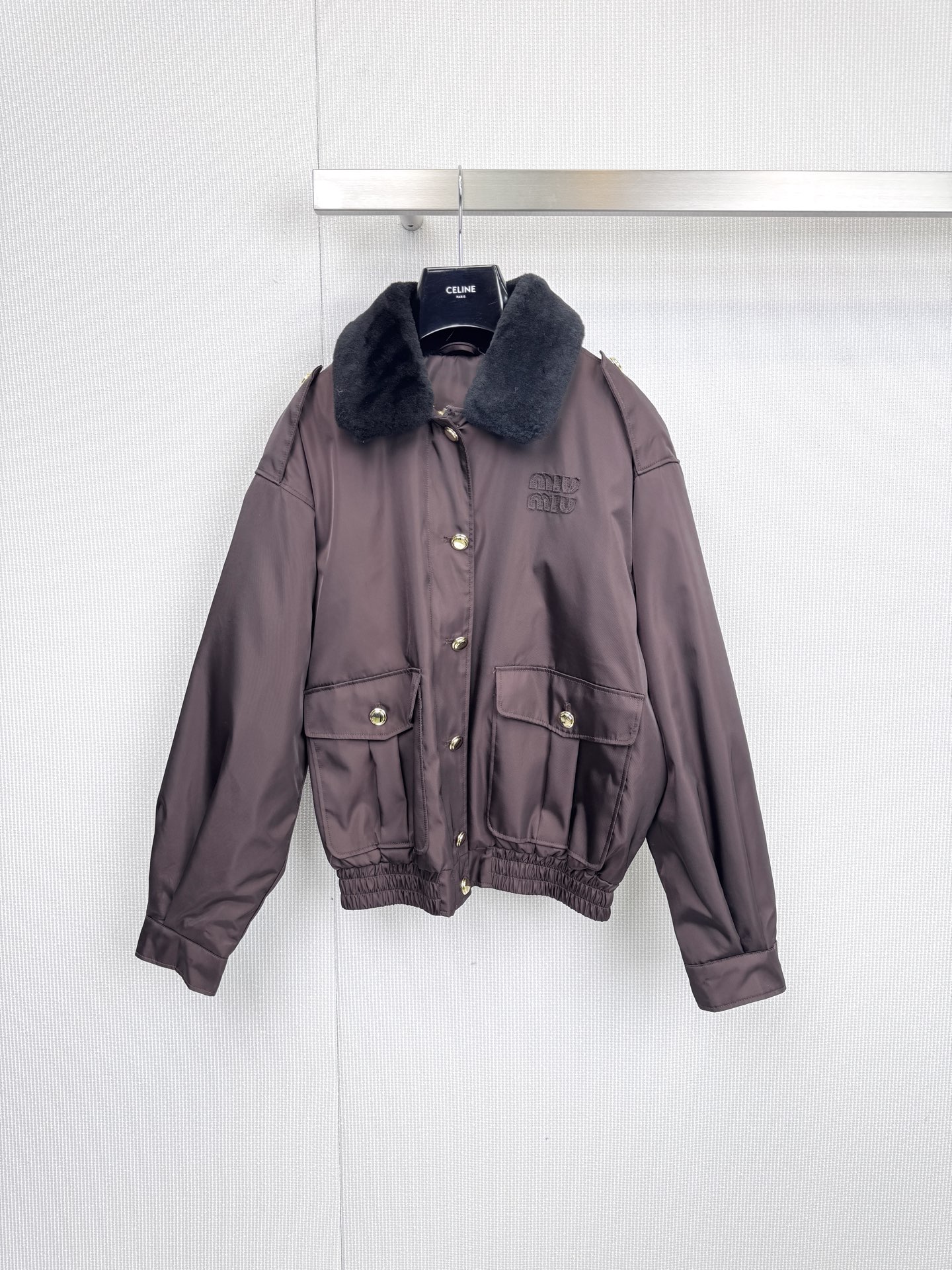 NO:591891,MiuMiu zippered fur collar jacket. The texture of this jacket is really striking. The collision of caramel-colored smooth nylon fabric and oversized black plush lapels perfectly balances delicacy and warmth. The stunning design of the wide black plush lapels (artificial fur) is not only the visual focus, but also instantly enhances the luxury and warmth of the overall look. The iconic MIU  The double closure design with MIU embossed logo, gold buttons and center zipper highlights the brand's exquisite craftsmanship in every aspect. The dark diamond quilted lining and elastic cuffs on the cuffs/hem are both practical and fashionable, and the silhouette is neat and tall. Whether paired with high-waisted pants to create a smart commuting style, or with a dress for a sweet and cool mix, it can easily become the focus of autumn and winter. Size SML,,miumiu,skirts,jackets & coats,jackets & coats,alexander  wang19860909MiuMiu拉链款毛领夹克外套,这件外套的质感真是扑面而来,焦糖色光滑尼龙面料与超大黑色毛绒翻领的碰撞,将精致与温暖平衡得恰到好处,惊艳设计宽大的黑色毛绒翻领（人造皮草）不仅是视觉焦点,更瞬间提升整体造型的奢华感与保暖度,标志性MIU MIU压印Logo、金色纽扣与中心拉链的双重闭合设计,每一处都彰显品牌精致工艺.深色菱格绗缝内衬和袖口/下摆的松紧束口,兼顾实用与时尚,版型利落显高,无论是搭配高腰裤打造干练通勤风,还是配连衣裙演绎甜酷混搭,都能轻松成为秋冬焦点.码数SML,,miumiu,skirts,jackets & coats,jackets & coats,alexander wang,Women's clothing