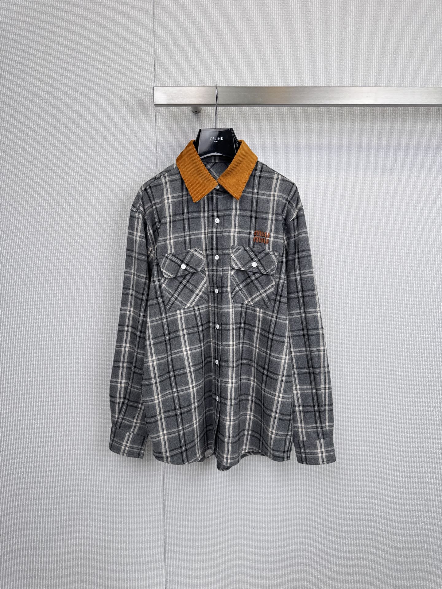 NO:591899,MiuMiu plaid shirt is a college revolution that coexists sweet and cool. When the classic Scottish plaid meets Miu Miu's rebellious gene, this shirt is no longer an ordinary member of the wardrobe. It cleverly combines the intellectual college atmosphere with the uninhibited fashion attitude. The iconic tailoring and details  Festival, allowing you to easily become the most eye-catching 'fashionable top student' this season. Whether it is pearlescent mother-of-pearl buttons, exquisite neckline lines, or possible local embroidery or special pocket designs, all details demonstrate Miu Miu's dedication to craftsmanship. The fabrics are made of high-quality cotton, ensuring  It maintains a crisp and stylish feel or is skin-friendly and comfortable to wear. It is an excellent inner layer to create a sense of layering. Revealing the collar, cuffs or lower edge can brighten the overall look; it can also be worn directly outside, paired with jeans for a casual and carefree look. Paired with skirts or cycling pants, it instantly injects the core 'MIU coolness'  , whether it is paired with a suit jacket to enter and exit a modern office, or worn with a sweater to stroll the urban streets, this plaid shirt is the key to improving the overall style and quality. Size SML,,miumiu,skirts,jeans,jackets  & coats,shirts,business suit,alexander wang19860909MiuMiu格纹衬衣,一场甜酷并存的学院革命,当经典苏格兰格纹遇见缪缪的叛逆基因,这件衬衫便不再是衣橱里的普通成员,它巧妙地将知性书院气息与不羁的时髦态度融为一体,标志性的剪裁与细节,让你轻松化身本季最引人注目的“时髦优等生”,无论是珠光贝母纽扣、精致的领口线条,还是可能出现的局部刺绣或特殊口袋设计,都于细微处彰显缪缪对于工艺的执着,面料选用高品质棉材质,确保挺括有型或亲肤舒适的穿着体验,它是打造层次感的绝佳内搭,露出领口、袖口或下缘即可点亮整体造型；亦可直接外穿,搭配牛仔裤率性洒脱,搭配半身裙或单车裤则瞬间注入核心的“MIU式酷感”,无论是搭配西装外套出入摩登办公室,还是外搭针织衫漫步都市街头,这件格纹衬衣都是提升整体造型感和品质感的关键钥匙.码数SML,,miumiu,skirts,jeans,jackets & coats,shirts,business suit,alexander wang,Women's clothing