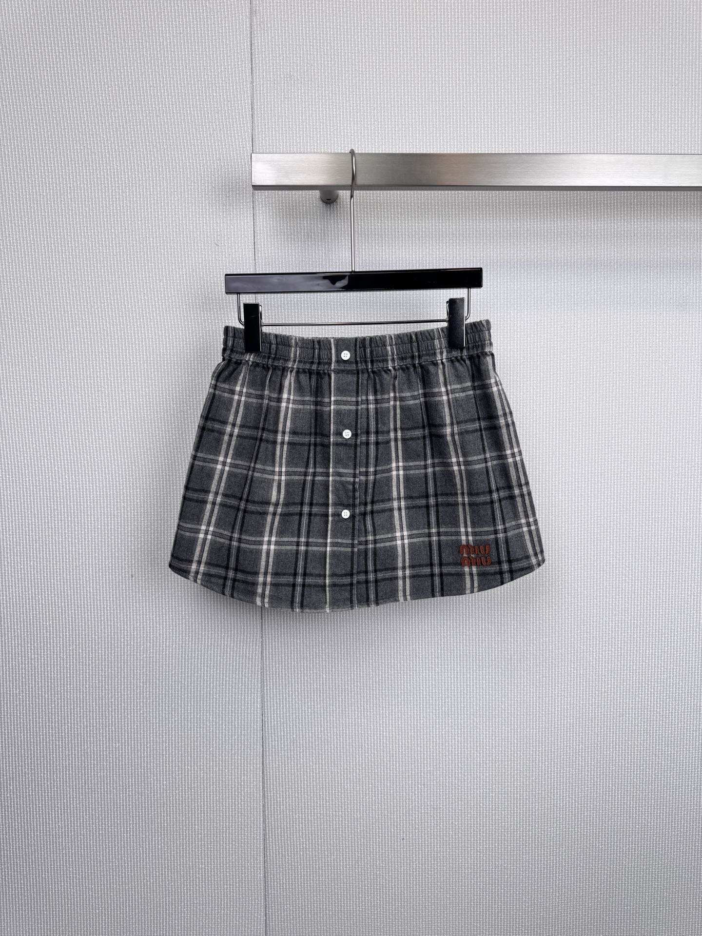 NO:591903,MiuMiu girls’ autumn and winter wardrobe is at the C-level. This plaid skirt is so easy to wear!  Fallen at a glance!  This classic plaid skirt is simply the ceiling of sweet and cool style. It has a classic gray and white plaid pattern and a timeless color scheme. It is full of college style. It is very easy to match in autumn and winter. It is super comfortable and elastic waistband. It is very tolerant to your figure and you will not feel constrained even when you are full~ Paired with small white buttons, it has a sense of sophistication. The exquisite gold Miu Miu embroidery in the lower right corner shows the brand identity in a low-key manner and the details are perfect. Size SML P,, miumiu, skirts, alexander wang19860909MiuMiu女孩的秋冬衣橱C位,这条格纹短裙也太好穿了吧！一眼沦陷！这款经典格纹短裙简直是甜酷风的天花板,经典灰白格纹,永不过时的配色,学院风拉满,秋冬搭配性超高,超舒适弹力腰头,对身材超包容,吃饱了也不会有束缚感～搭配白色小纽扣,精致感up,右下角精致的金色Miu Miu刺绣,低调彰显品牌身份,细节满分. 码数SML P,,miumiu,skirts,alexander wang,Women's clothing
