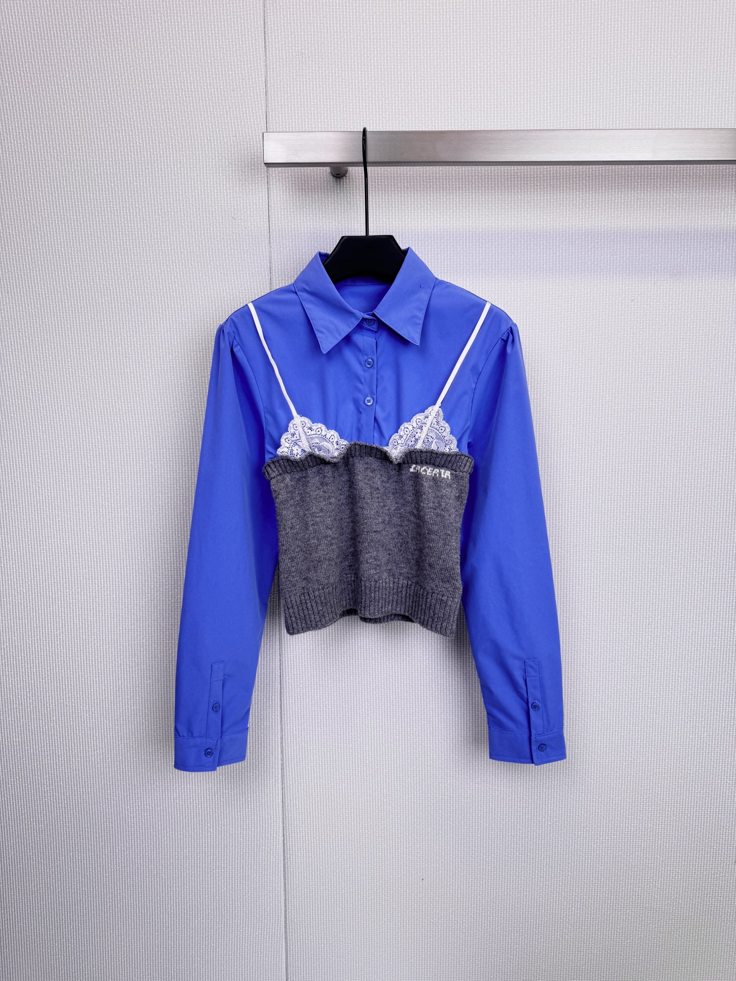 NO:606687,LACERTA 'Inner Innovation' When tough needlework meets soft lace, this is not an ordinary inner wear. With the design language of 'breaking the rules', the neat silhouette of needlework fabric and the delicate texture of lace are advancedly spliced. The retro brown plaid, the college style of blue plaid, the commuting feel of the shirt fabric, and the feminine lace bra unexpectedly meet. This collision of strength and softness creates a unique fashion tension. White lace is not a simple decoration.  Instead, it is used as the finishing touch of the overall structure, cleverly outlining the lines, so that the basic top instantly has the temperament of a designer item. It is a single item with dual attributes. It can be used as a trend demonstration for personalized underwear to be worn outside. It can also be used to vaguely show the layering through the slightly open jacket or shirt. It is low-key and exquisite. When paired with high-waisted trousers, it can confidently show off the waistline, or reveal a corner under the jacket, becoming the visual focus of the overall look. Size SML, jackets  & coats,shirts,alexander wang19860909LACERTA「内在革新」当硬朗针梭遇见柔美蕾丝,这不是一件普通的内搭,以「打破常规」为设计语言,将针梭面料的利落廓形与蕾丝的细腻肌理进行高级拼接,棕格纹的复古、蓝格纹的学院风、衬衫面料的通勤感,与女性气息十足的蕾丝胸衣意外邂逅,这种刚与柔的碰撞,创造出独特的时尚张力,白色蕾丝并非简单的装饰,而是作为整体结构的点睛之笔,巧妙勾勒线条,让基础款上衣瞬间拥有设计师单品的气质,一件单品,双重属性,它既可以作为个性内衣外穿的潮流示范,也能通过外套或衬衫的微敞,若隐若现地展示层次感,低调而精致,搭配高腰裤装,自信展露腰线,或在外套下露出一角,成为整体造型的视觉焦点.码数SML,,jackets & coats,shirts,alexander wang,Women's clothing