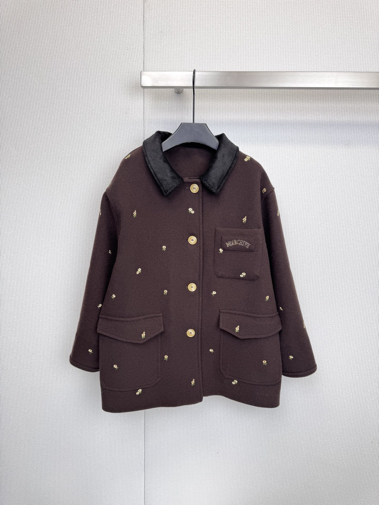 NO:607732,Marchen's new caramel-colored woolen coat for autumn and winter captures the glimmer of winter. It is a breathing woolen coat that injects poetry into simplicity. Marchen's woolen coat is such a winter work of art full of ingenuity. The classic light gray tone exudes a quiet and high-end temperament, like being caressed by morning mist. But Marchen  Never content with being ordinary - if you look closely, you will see that the body of the jacket is quietly dotted with tiny silver sequins. They are not flashy, but like frost crystals condensed in winter, or sparse stars in the night sky. As you move, they capture every subtle ray of light, making the whole jacket seem to breathe. The classic lapels and neat tailoring ensure the elegance and timelessness of the outfit.  Outdated. The patch pocket on the chest and the practical pockets on both sides cleverly combine romance and pragmatism. The finishing touch is the few white buttons, which are as warm as shells, adding a pure detail to the overall look. This jacket is not only a stable and reliable cornerstone of the wardrobe, but also a secret weapon that can instantly enhance the overall look. It perfectly interprets Mar  The core of chen brand is between fantasy and daily life, constructing a girl's dream that is light, delicate and practical. Wear it with a simple white dress to interpret a fresh and refined college style. Pair it with jeans and boots to create an everyday urban style full of details. On a special date or party, it is your low-key but radiant 'shirt'. To sum up in one sentence  This is not an ordinary woolen coat, it is a gentle starlight and winter fairy tale worn on the body. Size SML,,boots,skirts,jeans,jackets & coats,alexander wang19860909Marchen秋冬新款焦糖色毛呢外套,捕捉冬日微光,一件会呼吸的毛呢外套,在简约中注入诗意,Marchen的这件毛呢外套,正是如此一件充满巧思的冬日艺术品,经典的浅灰色调,如被晨雾轻抚过,散发出宁静而高级的气质,但Marchen从不甘于平凡——仔细看去,衣身上悄然缀满了细碎的银色小亮片,它们并非张扬的闪耀,而是如同冬日里凝结的霜晶,或是夜空中疏疏的星光,随着步履流转,捕捉每一缕微妙的光线,让整件外套仿佛会呼吸,经典的翻领与利落剪裁,确保了穿搭的优雅与永不过时.胸前的贴袋与两侧的实用口袋,则将浪漫与实用主义巧妙结合,点睛之笔是那几颗白色纽扣,如同贝壳般温润,为整体造型增添了一抹纯净的细节亮点,这件外套,既是衣橱里沉稳可靠的基石,又是能瞬间提升整体造型感的秘密武器.它完美诠释了Marchen品牌内核在梦幻与日常之间,构建一个轻盈、精致又实穿的少女梦境,内搭简约的白色连衣裙,演绎清新脱俗的学院风,搭配牛仔裤与短靴,打造日常又充满细节感的都市造型,在特别的约会或聚会中,它便是你低调却散发光芒的“战袍”,一句话总结 这不是一件普通的毛呢外套,它是穿在身上的温柔星光与冬日童话. 码数SML,,boots,skirts,jeans,jackets & coats,alexander wang,Women's clothing