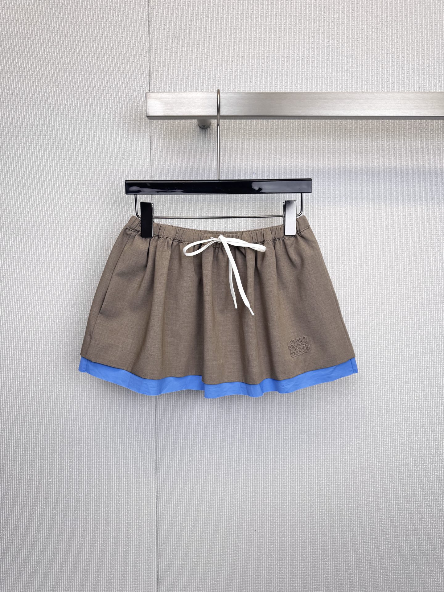 NO:607748,MiuMiu Gabardine elastic waist mini skirt, gabardine has a tight tissue structure, thick and crisp texture, and a low-key and soft luster on the surface, highlighting the wearer's elegant taste and high-end style. With high-strength weaving technology, the fabric has excellent wear resistance, is not easily damaged in daily wear, has a long service life, and is extremely  It has quality assurance, and its good anti-wrinkle and shape retention properties can effectively modify the body shape. It can create a neat and straight shape immediately after wearing it, and can easily control various formal and casual occasions. After wearing it, the whole person looks refined and elegant, and can easily create a Korean girl style. Whether it is daily going out or dating and commuting, it can make you the center of attention.  Code numberSML,,miumiu,skirts,alexander wang19860909MiuMiu华达尼松紧腰迷你半裙,华达呢采用紧密组织结构,质地厚实挺括,表面呈现低调柔和的光泽感,彰显穿着者的优雅品味与高级格调,凭借高强度的织造工艺,面料具备出色的耐磨性能,日常穿着不易损坏,使用寿命长,极具品质保障,其良好的抗皱性与保形性,能有效修饰身形,穿着后即刻塑造出利落挺拔的造型,轻松驾驭各类正式与休闲场合,穿上后整个人都显得精致又优雅,轻松打造韩系小姐姐风,无论是日常出街还是约会通勤,都能让你成为焦点. 码数SML,,miumiu,skirts,alexander wang,Women's clothing