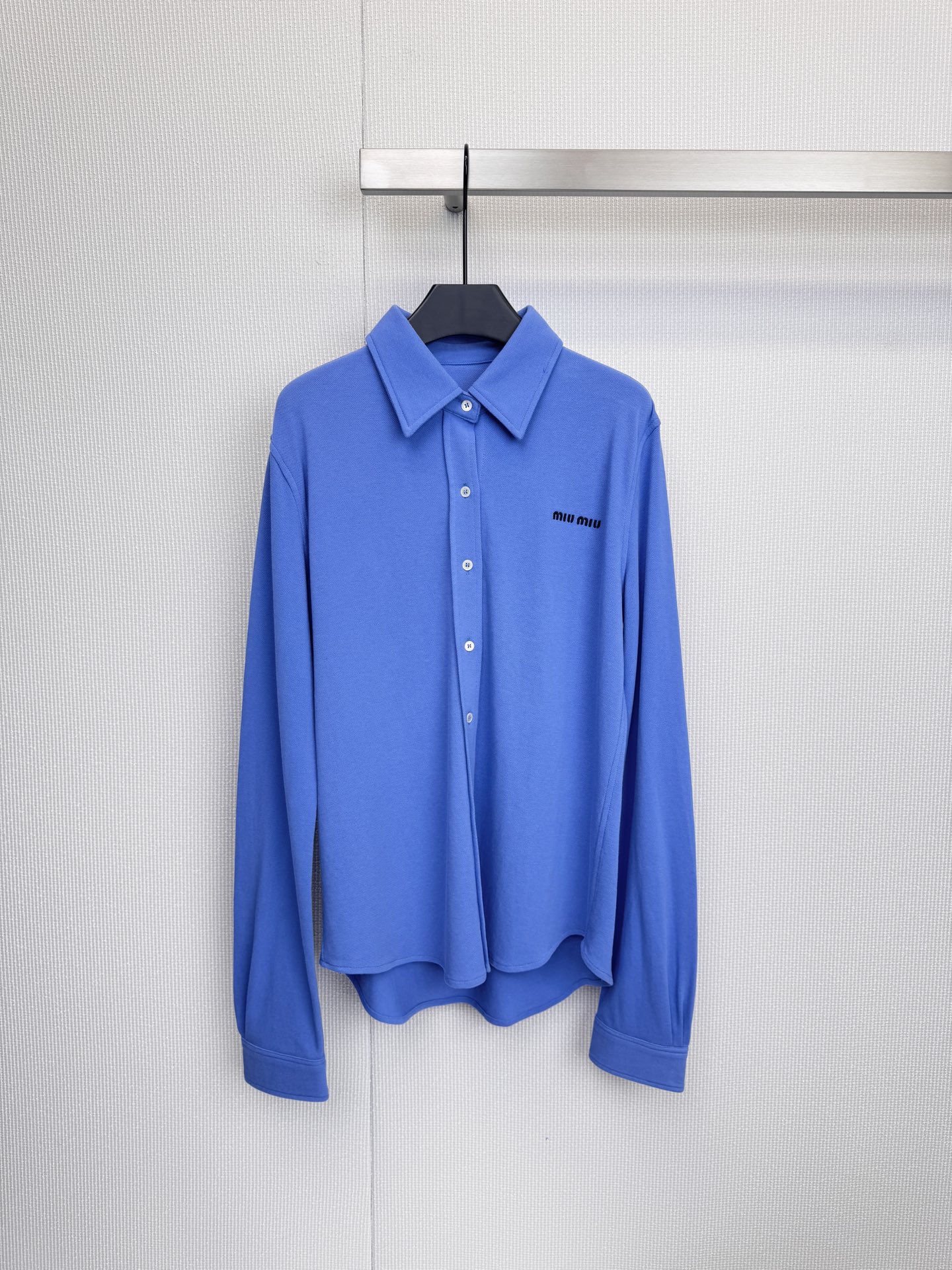 NO:607756,MiuMiu's new piqué cotton embroidered small logo shirt. This blue knitted Polo shirt is also very good at summer. It feels like wearing the sea breeze on your body. The piqué cotton has its own breathability. It does not stick to the body when sweating and is super refreshing. The classic Miu is exposed and carefree.  It fills the air with a sense of laziness and elegance. You can easily slay throughout commuting and dating. The cotton material is very soft, comfortable and not easy to wrinkle. The upper body is slim and lazy. It is especially suitable for spring and summer wear. It can be matched with anything. Sisters, you must try it and wear beautiful clothes to spend the autumn.  Code numberSML,,miumiu,alexander wang19860909MiuMiu新款珠地棉刺绣小logo衬衣,这件蓝色针织Polo衫也太会拿捏夏天,体感像把海风穿在身上,珠地棉自带呼吸感,出汗不黏身超清爽,经典小Miu一露,慵懒贵气直接拉满,通勤约会都能轻松slay全场,棉的料子很软很舒服不易皱,版型上身显瘦慵懒,特别适合春夏穿,随便都好搭配,姐妹们一定要试试,穿漂亮衣服过上秋天. 码数SML,,miumiu,alexander wang,Women's clothing