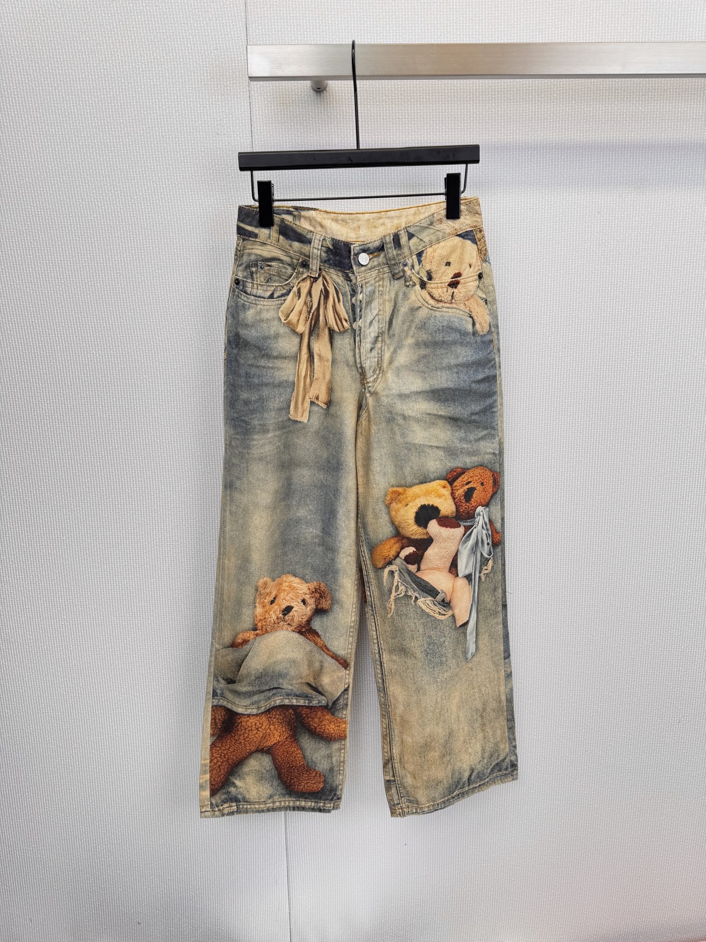 NO:609520,This ACNE  Studios jeans are so memorable. They perfectly interpret the brand's unique aesthetic of 'high-end with a touch of eccentricity'. When the minimalist aesthetics of Stockholm meet the narrative poetry of childlike innocence, these jeans are far more than just a denim item. On top of the classic silhouette, they have a retro feel.  The washed blue shows a charming time texture, and the cute little bear on the left bag, the teddy bear family on the right leg, and the streamers casually hanging from the waist together form a retro painting full of story. It is a collectible item in the wardrobe that can tell a story. Size SML,,acne  studios,dior,jeans,alexander wang19860909这条ACNE Studios牛仔裤实在太有记忆点了,它完美诠释了品牌「高级感里带点怪趣」的独特美学,当斯德哥尔摩的极简美学,撞上童心未泯的叙事诗,这条牛仔裤远不止是丹宁单品,经典廓形之上,复古水洗蓝呈现出迷人的时光肌理,而左袋的萌趣小熊、右腿的泰迪熊一家,以及腰间不经意垂落的飘带,共同构成了一幅充满故事感的复古画作,是衣橱里那件会讲故事的收藏级单品.码数SML,,acne studios,dior,jeans,alexander wang,Women's clothing