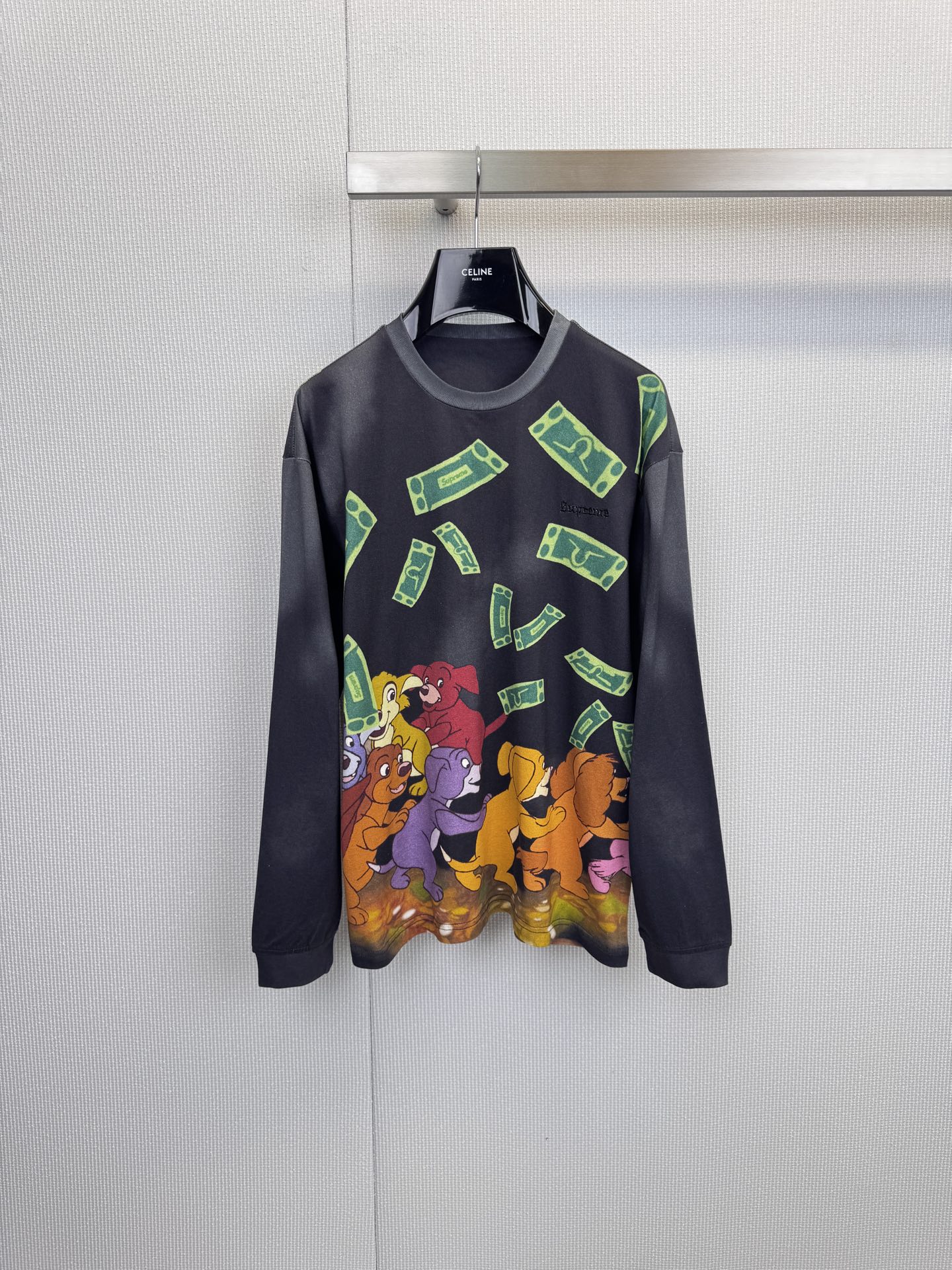 NO:627760,Supreme All Dogs Go To Heaven long-sleeved T-shirt, Supreme19860909Supreme All Dogs Go To Heaven长袖T恤,Supreme x《狗狗天堂》联名长袖T,黑色主色调+卡通狗狗群像,绿色钞票元素超有趣,高品质纯棉,柔软舒适,秋冬穿刚刚好,街头潮流感满满,收藏价值高计.搭配宽松裤or工装风,轻松get美式休闲风. 码数SML,,tees，t-shirt,alexander wang,Women's clothing