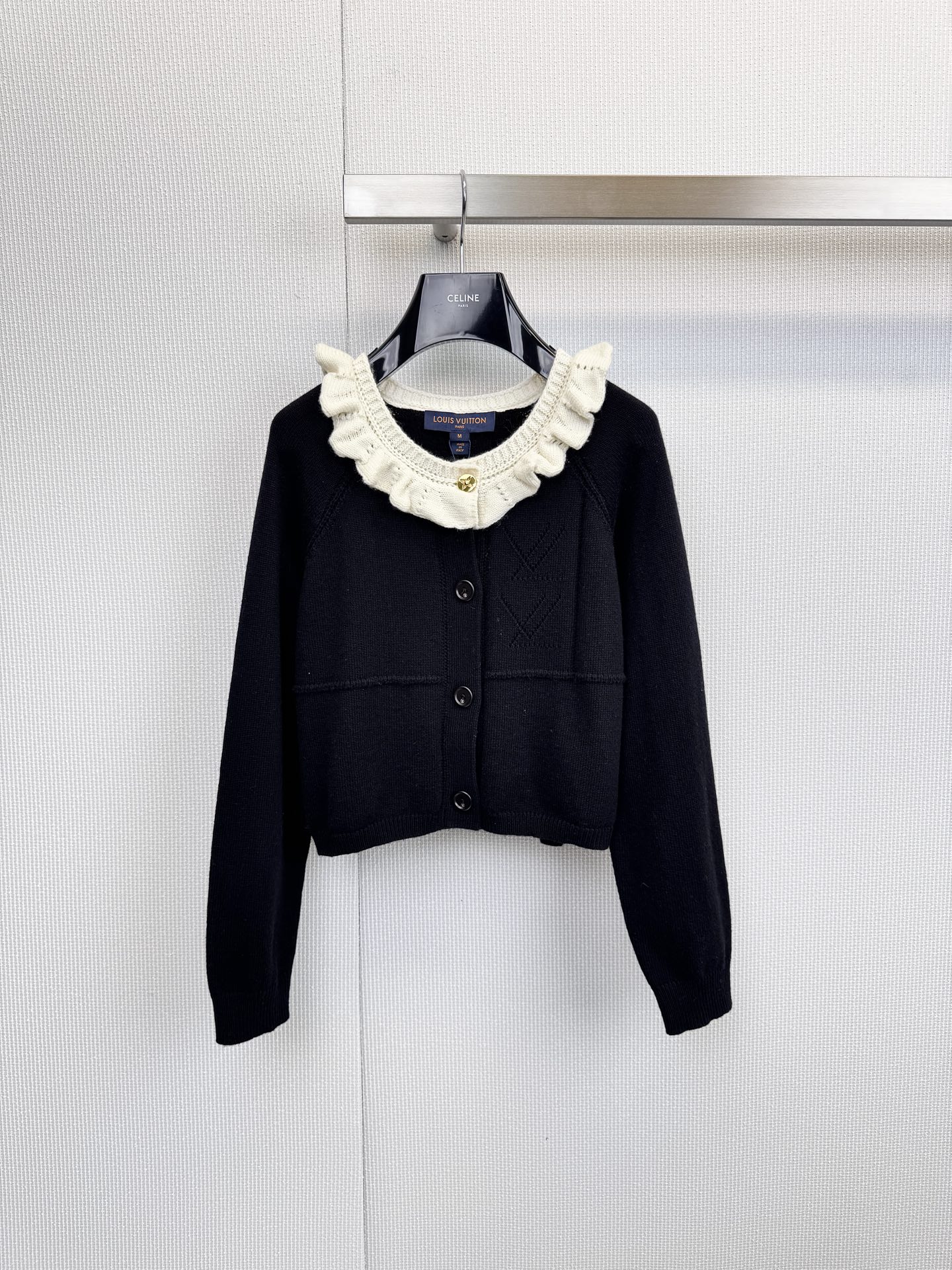 NO:627744,LV button short knitted cardigan, this short knitted cardigan has a black main color + white ruffled neckline, full of elegant retro temperament, high-quality knitted fabric, soft and warm, very suitable for autumn and winter. It has LV metal buttons on the front, with exquisite details and full brand sense. The short design modifies the body shape, looks great with high-waisted pants or skirts, and can be easily used for commuting and leisure. Size SML, Louis Vuitton, skirts, alexander wang19860909LV纽扣短款针织开衫,这款短款针织开衫,黑色主调+白色荷叶边领口,优雅复古气质拉满,高品质针织面料,柔软又保暖,秋冬穿超合适,正面有LV金属纽扣,细节精致,品牌感十足,短款设计修饰身形,搭高腰裤或裙都很出彩,通勤休闲都能轻松驾驭. 码数SML,,louis vuitton,skirts,alexander wang,Women's clothing