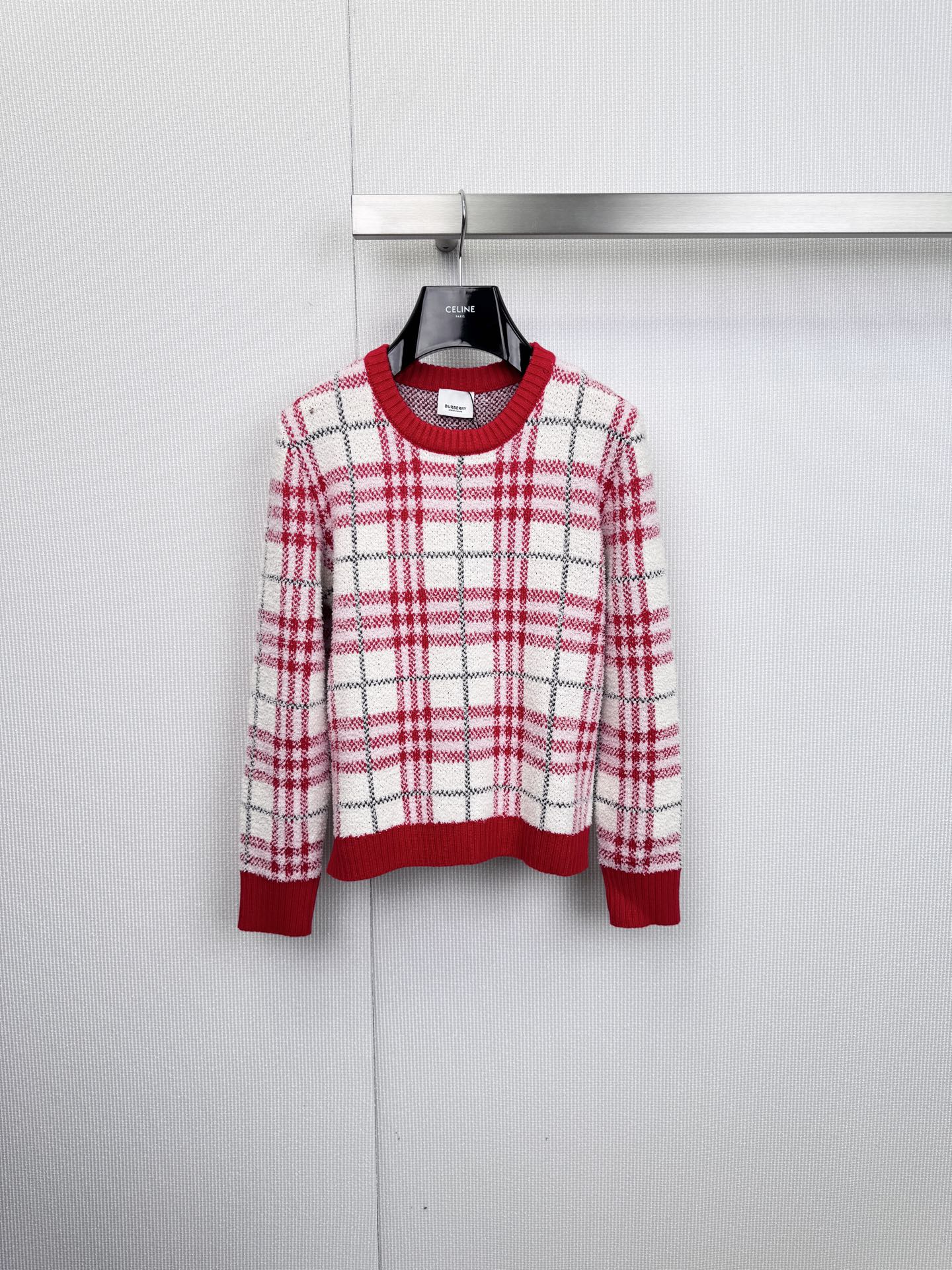 NO:627807,Burberry plaid knitted sweater, this plaid knitted sweater uses thick knitting technology, is soft and warm, and is super comfortable to wear in autumn and winter! The contrasting plaid pattern of red, white and beige, brown and black is full of retro college style. The collar, cuffs and hem are all ribbed, with a full sense of detail. The loose fit is OK for daily casual or layering.  , easily create a fashionable and lazy style. Both models adopt a round neck design and rib knitted edges. The thick and soft material ensures warmth in winter. It is a must-have item for autumn and winter that has both brand recognition and practical wearability. Size SML,,burberry,burberry,sweaters,alexander  wang19860909Burberry巴宝莉格纹针织毛衣,这款格纹针织毛衣,采用粗针织工艺,柔软又保暖,秋冬穿超舒服!红白和米棕黑撞色格纹,复古学院风满满,领口、袖口、下摆都是罗纹设计,细节感拉满计,宽松版型,日常休闲或叠穿都很OK,轻松打造时髦慵懒风,两款均采用圆领设计与罗纹针织收边,厚实柔软的材质确保冬日温暖,是兼具品牌辨识度与实穿性的秋冬必备单品.码数SML,,burberry,burberry,sweaters,alexander wang,Women's clothing