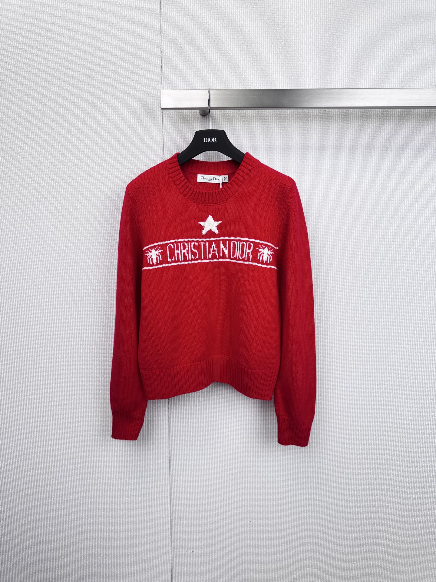 NO:627743,DIOR red classic badge sweater, red base with three-dimensional white badge jacquard, central five-pointed star and 'CHRISTIAN'  DIOR' ribbons echo each other and are decorated with the brand's soul symbol - exquisite bee embroidery, which reproduces the French elegance gene. The top material technology is 70% wool cashmere with gold ratio. It is refined in Italy to create a flexible and skin-friendly texture. The ribbed round neck and edge details highlight the three-dimensional tailoring. Pair it with black leather pants and short boots. Use metal accessories to light up the retro and modern feel. Wear it with a beige long coat in semi-formal occasions. Use a caramel handbag to enhance the overall look.  Luxurious, the red and white contrasting color design combines a festive atmosphere with daily practicality. The cashmere blend brings a soft and waxy touch that goes beyond ordinary knitwear. This sweater integrates high-end craftsmanship into daily wear. Whether it is a wardrobe upgrade investment or a holiday gift, it is a model of French light luxury style. Size SML, dior, boots, sweaters, gold, alexander  wang19860909DIOR红色经典徽章毛衣,正红色基底搭配立体白色徽章提花,中央五角星与「CHRISTIAN DIOR」缎带遥相呼应,饰以品牌灵魂象征——精致蜜蜂刺绣,再现法式优雅基因,顶级材质工艺70羊毛羊绒黄金配比,意大利精制打造柔韧亲肤质感,罗纹圆领与收边细节彰显立体剪裁,搭配黑色皮裤与短靴,用金属配饰点亮复古摩登感,半正式场合外搭米色长款大衣,以焦糖色手袋提升整体奢华度,红白撞色设计兼具节日氛围与日常实穿性,羊绒混纺带来超越普通针织品的软糯触感,这款毛衣将高定工艺融入日常着装,无论是作为衣橱升级投资还是节日赠礼,都是诠释法式轻奢风的典范之作.码数SML,,dior,boots,sweaters,gold,alexander wang,Women's clothing