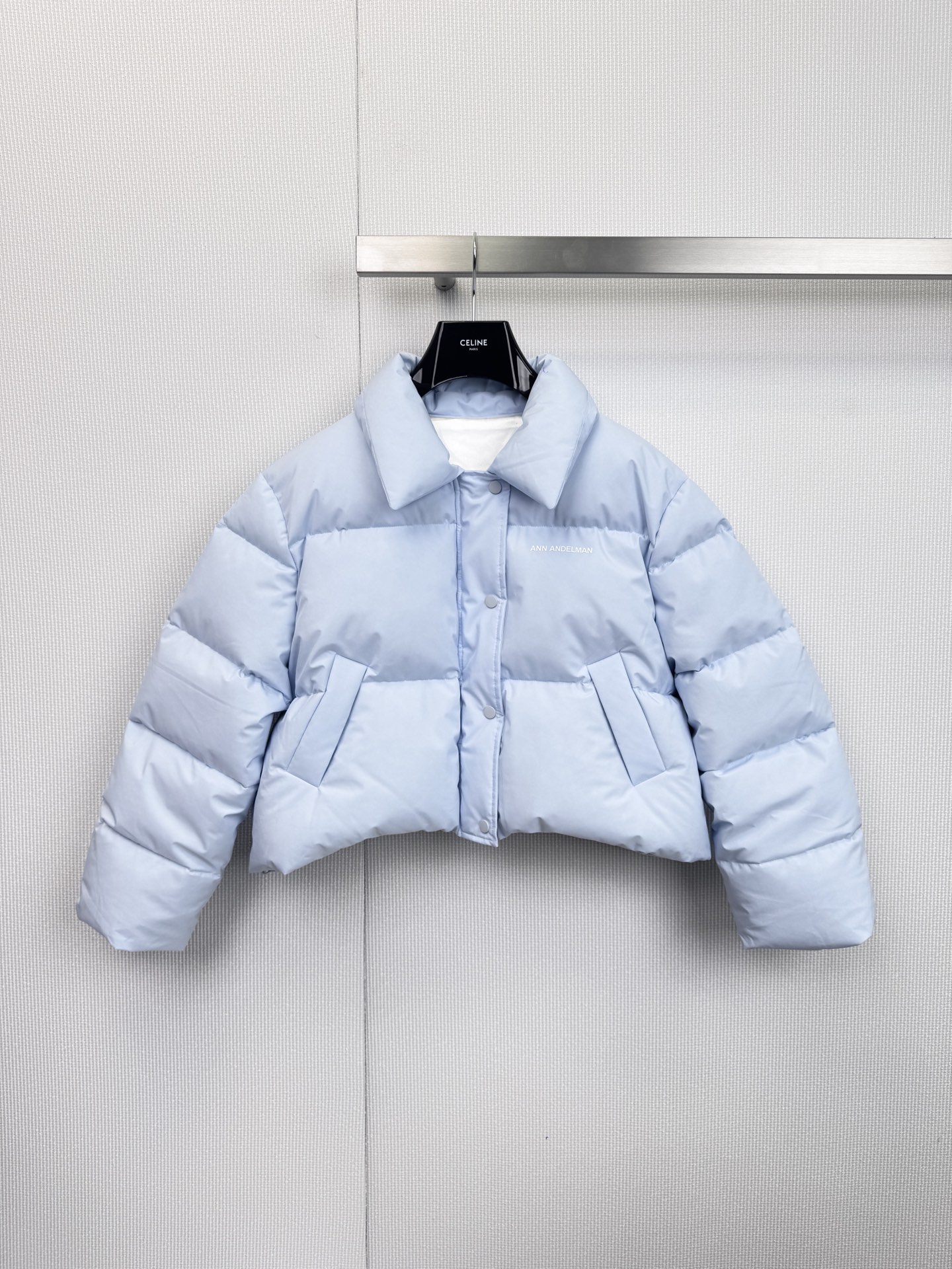 NO:628949,Comes with dust bag Ann Andelman light blue short down jacket. This light blue short down jacket is filled with high-quality white duck down. It is light and warm. The outer nylon layer is waterproof, so you are not afraid of getting wet or cold when going out in winter. The short + stand-up collar design makes you look taller and slimmer, and is friendly to small people! There are two decorative pockets on the front, practical and stylish. The light blue is fresh and soft, paired with light-colored pants or skirts, you can easily get Korean casual style. Size SML, skirts, down jacket, alexander wang19860909配防尘袋Ann Andelman浅蓝短款羽绒服,这款浅蓝短款羽绒服,采用高品质白鸭绒填充,轻盈又保暖,外层尼龙防水,冬天出门也不怕湿冷,短款+立领设计,显高显瘦,小个子友好!正面有两个装饰口袋,实用又有型.浅蓝色清新柔和,搭配浅色裤子或裙子,轻松 get韩系休闲风. 码数SML,,skirts,down jacket,alexander wang,Women's clothing