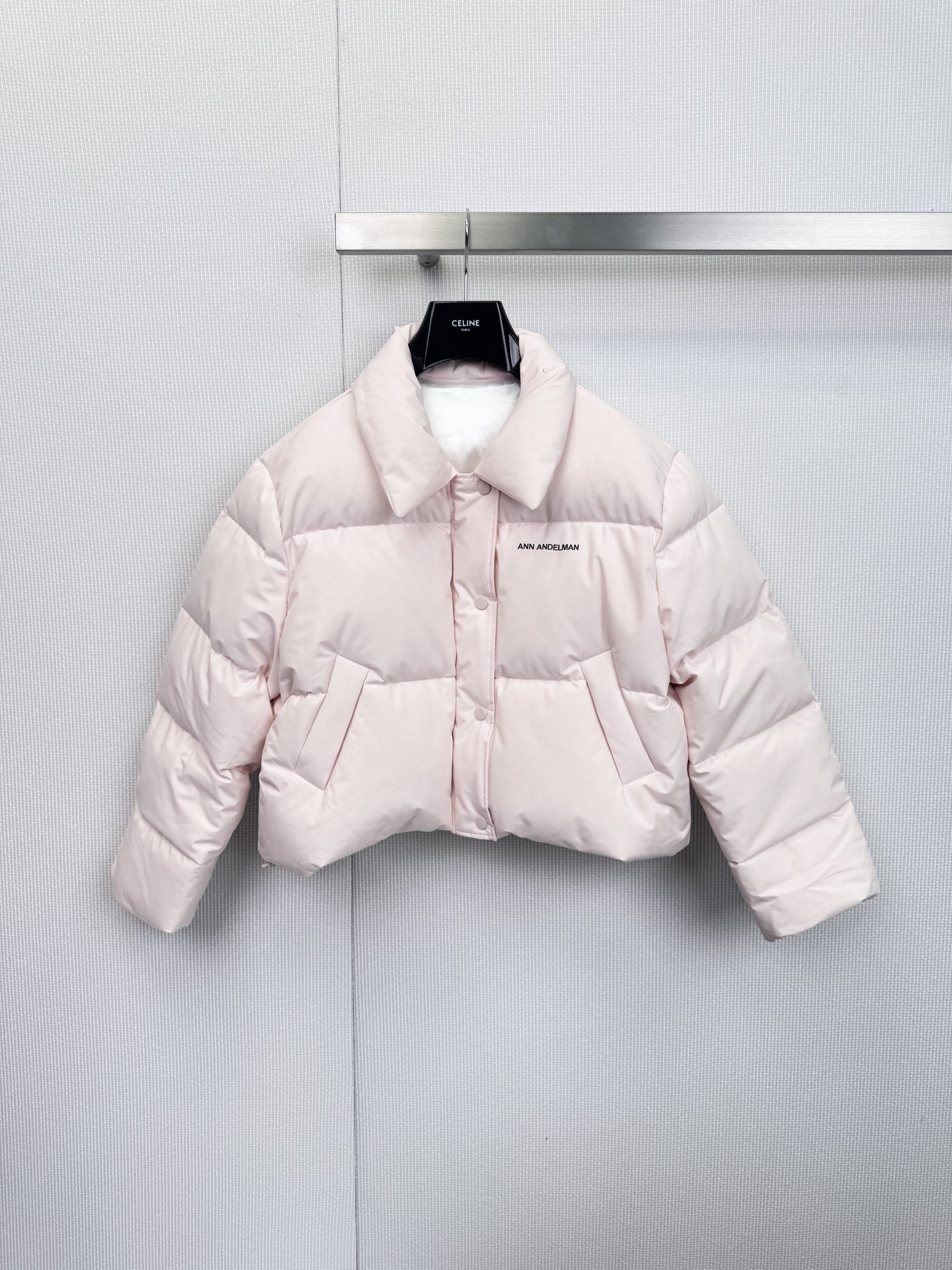 NO:628933,Comes with dust bag Ann Andelman light blue short down jacket. This light blue short down jacket is filled with high-quality white duck down. It is light and warm. The outer nylon layer is waterproof, so you are not afraid of getting wet or cold when going out in winter. The short + stand-up collar design makes you look taller and slimmer, and is friendly to small people! There are two decorative pockets on the front, practical and stylish. The light blue is fresh and soft, paired with light-colored pants or skirts, you can easily get Korean casual style. Size SML, skirts, down jacket, alexander wang19860909配防尘袋Ann Andelman浅蓝短款羽绒服,这款浅蓝短款羽绒服,采用高品质白鸭绒填充,轻盈又保暖,外层尼龙防水,冬天出门也不怕湿冷,短款+立领设计,显高显瘦,小个子友好!正面有两个装饰口袋,实用又有型.浅蓝色清新柔和,搭配浅色裤子或裙子,轻松 get韩系休闲风. 码数SML,,skirts,down jacket,alexander wang,Women's clothing