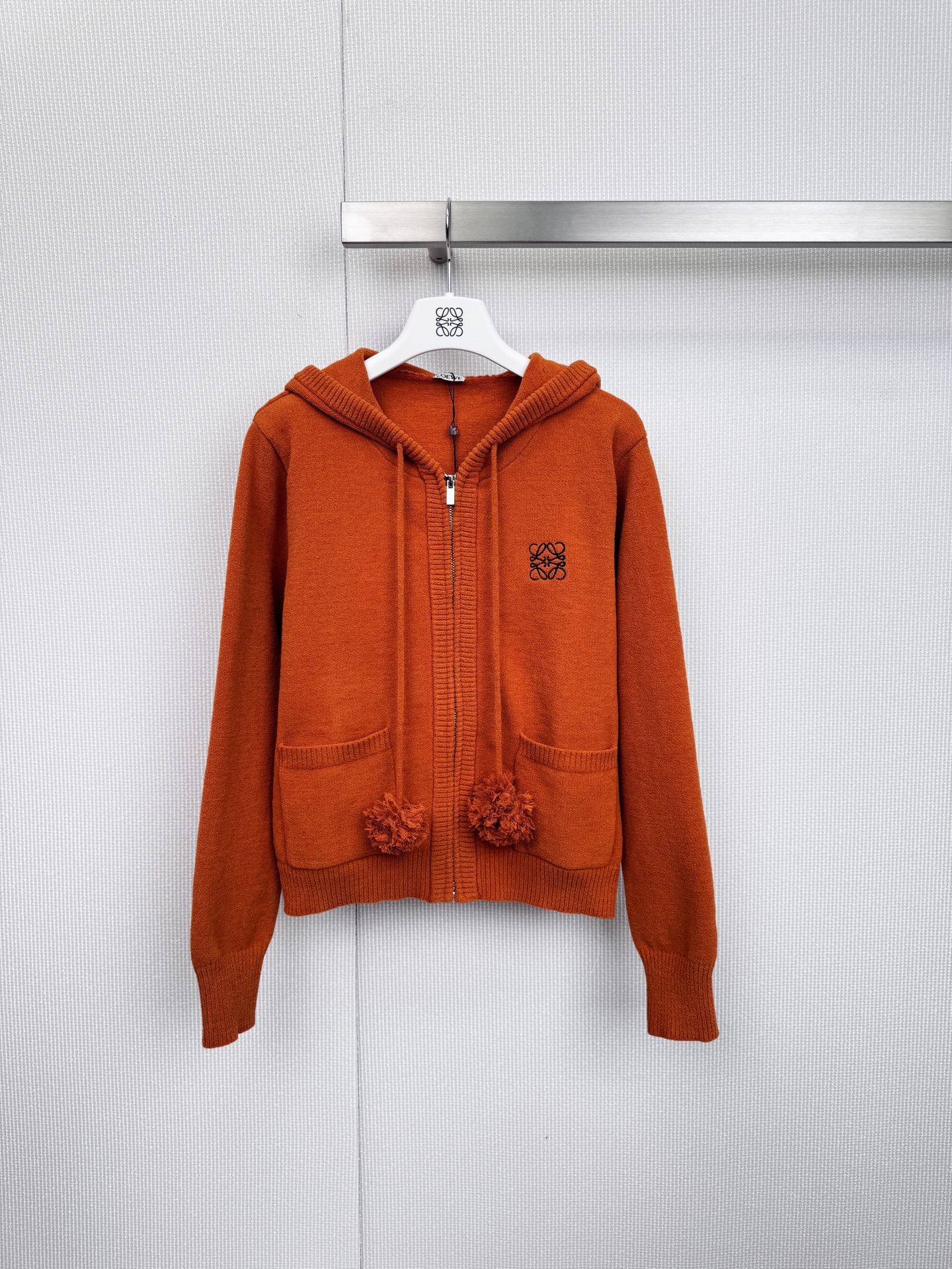 NO:628913,LOEWE sunset orange cashmere hooded sweater, a collision of Italian laziness and street elegance, 70% rare wool soft and waxy cashmere blend, hand-knitted by Italian craftsmen, creating a cloud-like wrapping feeling, hooded drawstring decorated with fur balls of the same color, classic Anagram embroidery on the left chest such as a dark signature, double pocket design taking into account both practicality and style, highly saturated orange tones like a California sunset, breaking the dullness of winter while providing great comfort  Asian skin tone, slightly wide version taking into account the needs of inclusivity and street layering, Japanese Coats thread-sewn zippers are smooth and unobstructed, and ribbed cuffs are windproof and non-deformable. This sweater injects the artistic gene of the Spanish brand into Italian knitting technology. When the drawstring fur ball sways with the steps, every frame is a dynamic fashion blockbuster. Size SML, loewe, sweaters, hats, alexander  wang19860909LOEWE落日橙羊绒连帽毛衣,意式慵懒与街头优雅的碰撞,70珍稀羊毛软糯羊绒混纺,意大利工匠手工编织,打造云朵般包裹感,连帽抽绳缀以同色系毛球装饰,左胸经典Anagram刺绣如暗纹签名,双插袋设计兼顾实用与造型感,高饱和橙色调如加州日落,打破冬日沉闷的同时极衬亚洲肤色,微阔版型兼顾包容性与街头叠穿需求,日本高士线缝制拉链顺滑无阻,罗纹袖口防风不变形,这款毛衣将西班牙品牌的艺术基因注入意式针织工艺,当抽绳毛球随步伐轻摇,每一帧都是动态的时尚大片.码数SML,,loewe,sweaters,hats,alexander wang,Women's clothing