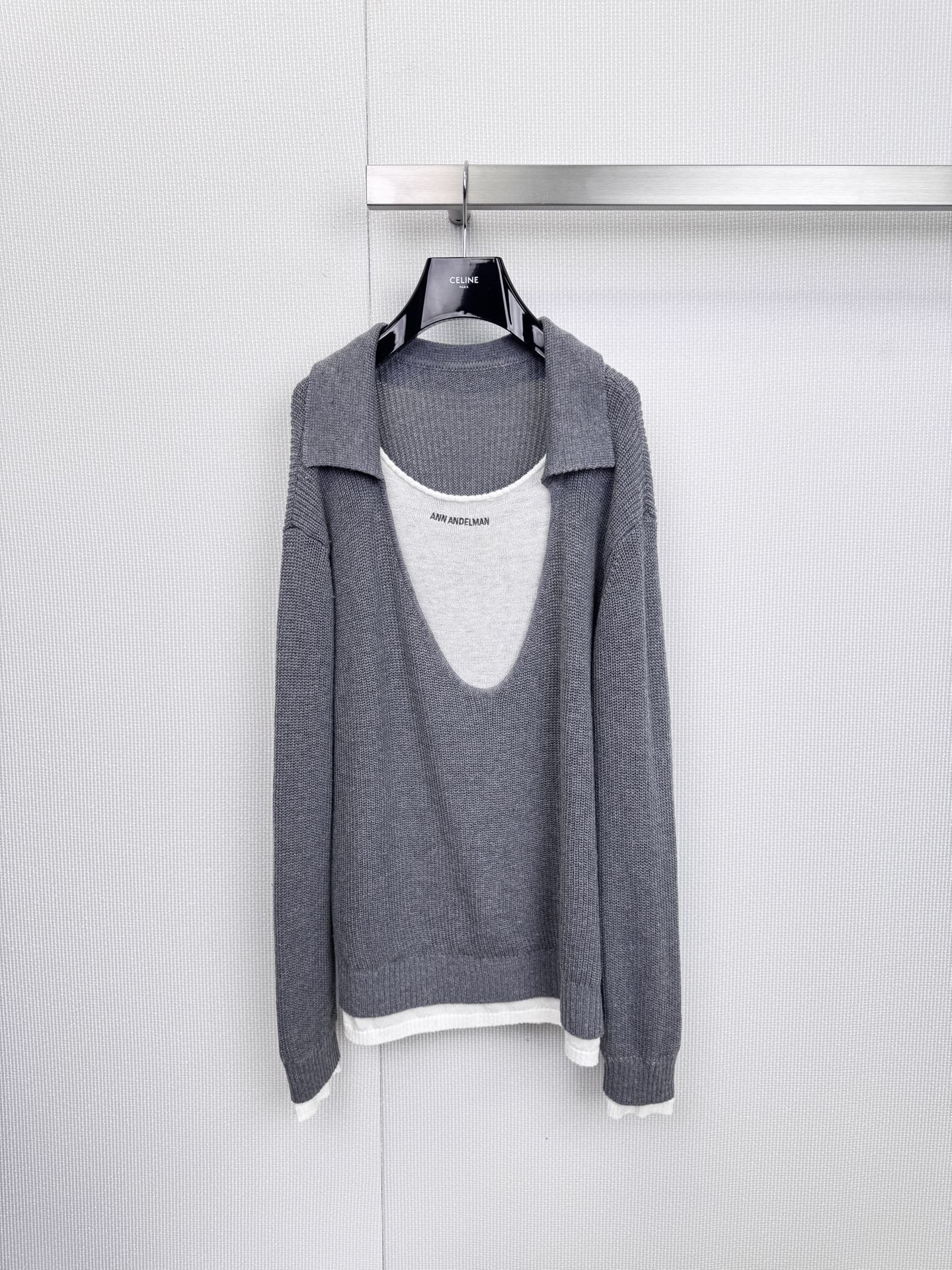 NO:628897,ANN ANDELMAN fake two-piece swing-neck sweater, this fake two-piece swing-neck sweater is made of gray knitted material with a white crew neck inside, which is full of layers! The swing-neck design is elegant and casual, and the loose fit is super lazy and high-end. It is warm and fashionable to wear in autumn and winter. It goes well with jeans or A-line skirts and can easily create a relaxed atmosphere. Size SML,,skirts,jeans,sweaters,alexander wang19860909ANN ANDELMAN假两件荡领毛衣,这款假两件荡领毛衣,灰色针织材质,内搭白色圆领,层次感满满!荡领设计优雅随性,宽松版型超显慵懒高级感,秋冬季节穿着保暖又时髦,搭配牛仔裤或A字裙都很出彩,轻松打造松弛氛围感穿搭. 码数SML,,skirts,jeans,sweaters,alexander wang,Women's clothing