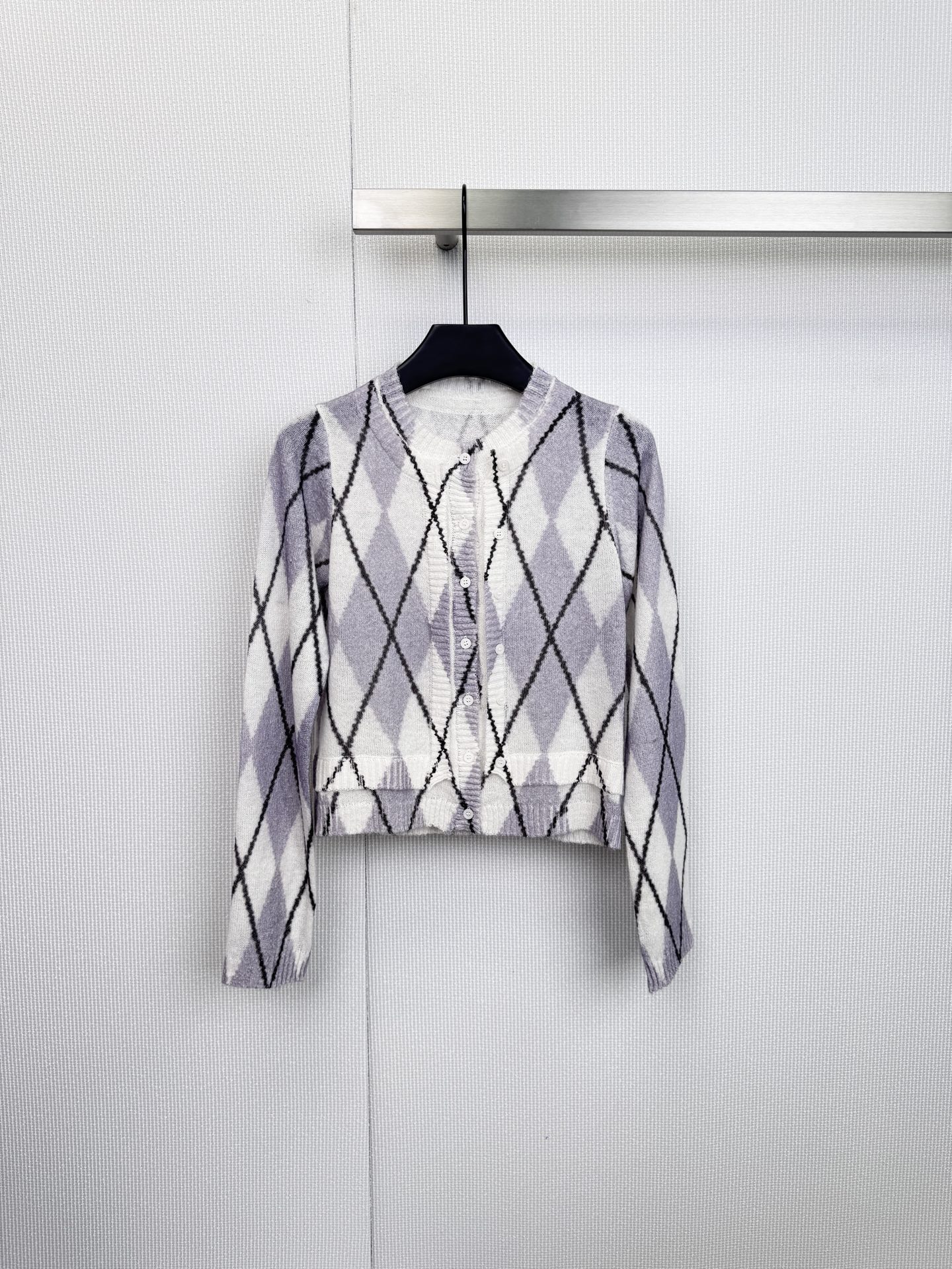 NO:628962,Acne Studios rhombus knitted cardigan, this rhombus knitted cardigan has a main color of lavender, with white and black lines, full of retro college style, the wool blend material is soft and warm, super comfortable to wear in autumn and winter, fake two-piece design + V-neck buttons, full of layers, slim and slim, easy to control for daily commuting or leisure, looks great with shirts and high-waisted pants, simple and individual. Size SML,,acne studios,dior,shirts,alexander wang19860909Acne Studios 菱格针织开衫,这款菱格针织开衫,主色淡紫,搭配白色和黑色线条,复古学院风满满,羊毛混纺材质柔软保暖,秋冬穿超舒服,假两件设计+V领纽扣,层次感十足,修身显瘦,日常通勤或休闲,都能轻松驾驭,搭配衬衫、高腰裤都很出彩,简约又有个性. 码数SML,,acne studios,dior,shirts,alexander wang,Women's clothing