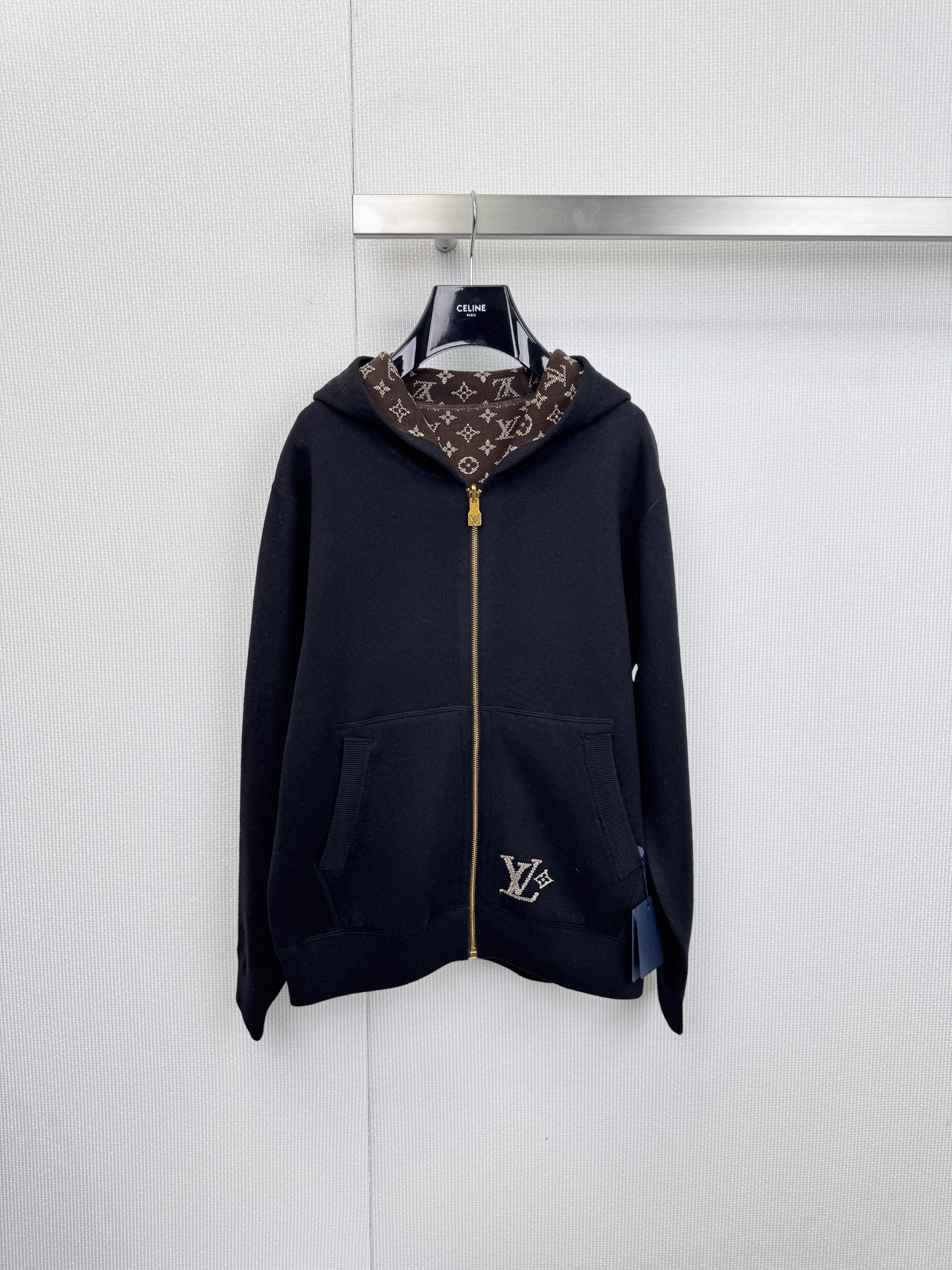 NO:628948,LV hooded double-sided knitted cardigan is low-key and luxurious, with both style and practicality. This product uses simple tailoring and sophisticated craftsmanship to interpret the elegant style of modern men. It has a double-sided design and can be worn multiple times. The appearance is classic black knitted fabric, and the hooded lining hides the brand's iconic Monogram presbyopia pattern. The details are low-key luxury, comfortable fabrics, and skin-friendly. The main fabric is blended with 63 wool and 34 cotton, which is soft, breathable, and protective.  Warm and practical for daily wear, it is suitable for a variety of occasions. It is equipped with smooth golden zippers, practical side pockets, and an eye-catching LV logo on the corner of the garment. It emphasizes the brand genes in a low-key manner. The label indicates that it supports mild dry cleaning, so that it can maintain the shape and texture for a long time. Whether it is for leisure travel or business occasions, this cardigan can enhance the sophistication of the overall shape with its simple outline, creating an unobtrusive but weighty high-end style. Size SML, Louis  vuitton,hats,alexander wang19860909LV连帽双面针织开衫,低调奢华,型格与实用并存,本品以简约剪裁与精良工艺,诠释现代男士的优雅风尚,双面设计,一衣多穿,外观为经典黑色针织面料,连帽内衬则暗藏品牌标志性Monogram老花图案,细节之处尽显低调奢华,舒适面料,亲肤体感主面料采用63羊毛与34棉混纺,柔软透气,兼顾保暖性与日常实穿度,适合多种场合搭配,配备顺滑金色拉链、实用侧口袋,以及衣角醒目的LV标识,低调中强调品牌基因,标签提示支持温和干洗,便于长久保持版型与质感,无论是休闲出行或商务场合,这件开衫都能以简约轮廓提升整体造型的精致度,打造不张扬却充满份量的高级风格.码数SML,,louis vuitton,hats,alexander wang,Women's clothing