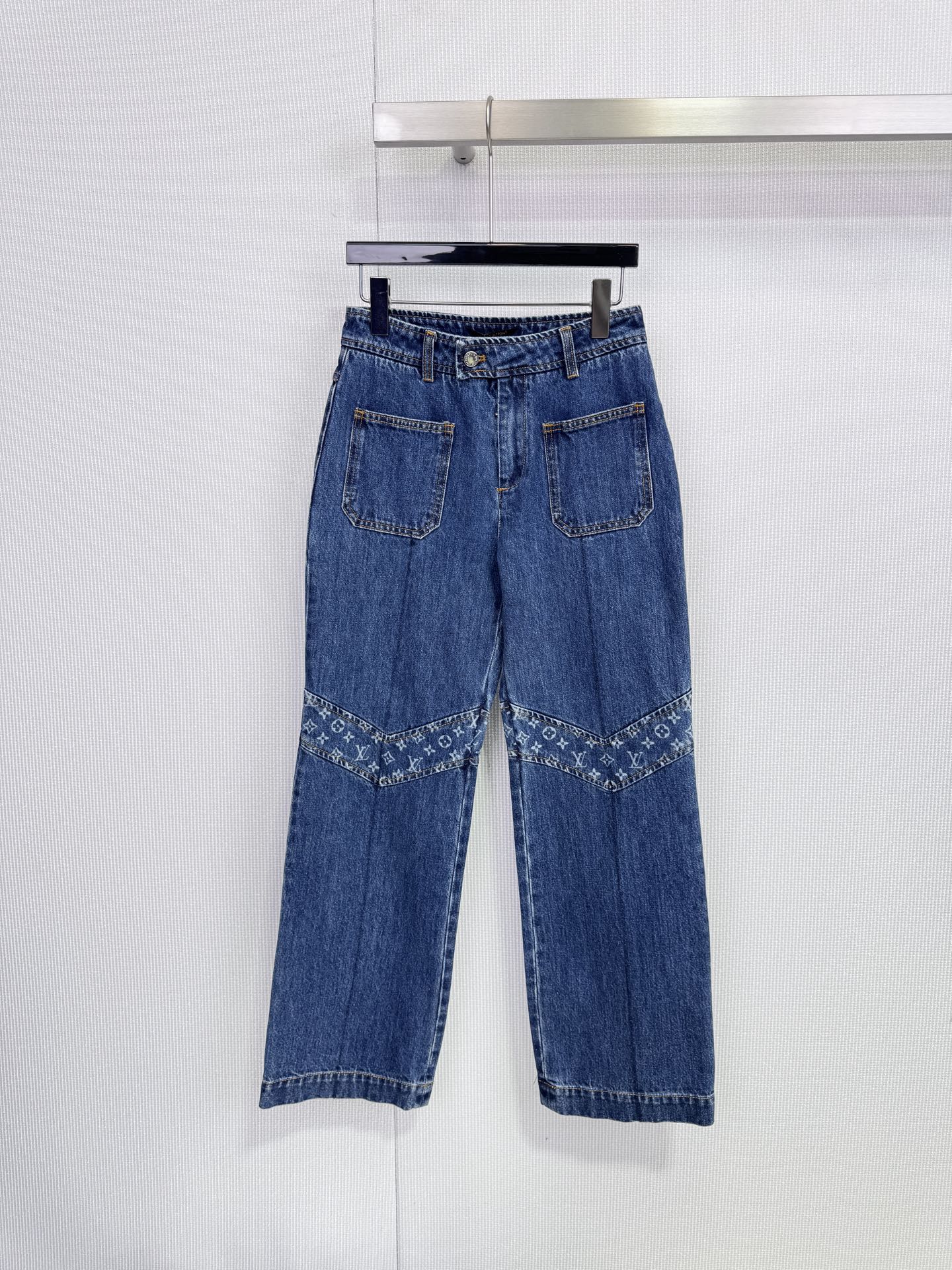 NO:656511,The 2026 early spring series Monogram spliced ​​jeans are made of classic dark blue washed denim fabrics. They have a loose straight fit, which is comfortable and lengthens the legs. The spliced ​​ribbons below the knees are embellished with Monogram patterns. The brand logo is very recognizable! It has both retro and modern feel. It looks great with any combination and easily creates a fashionable look. Size SML,,jeans,alexander wang198609092026早春系列Monogram拼接牛仔裤,采用经典深蓝水洗丹宁面料,宽松直筒版型,舒适又显腿长,膝盖以下拼接饰带点缀Monogram图案,品牌标志超有辨识度!复古与现代感兼具,随便搭配都很出彩,轻松打造时髦造型. 码数SML,,jeans,alexander wang,Women's clothing
