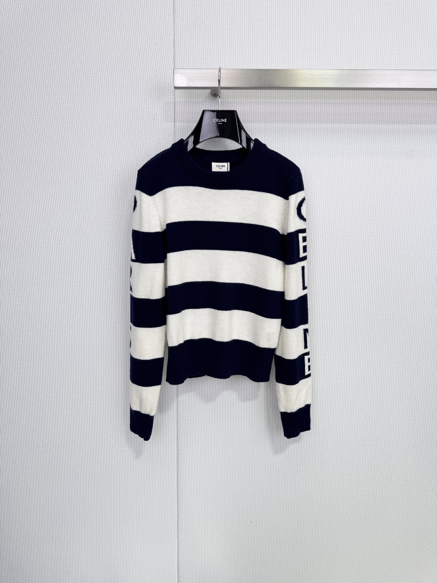NO:656501,CELINE interesting letter striped sweater, classic navy blue + off-white wide stripes, full of retro college style! High-quality knitted fabric, soft and elastic, super comfortable to wear, CELINE letters printed on the sleeves, full of details, loose version, strong tolerance, it is OK to wear with casual pants or jeans, just right for spring and autumn, fashionable and versatile! Size SML,,celine,jeans,sweaters,alexander wang19860909CELINE趣闻字母条纹毛衣,经典海军蓝+米白宽条纹,复古学院风满满!高品质针织面料,柔软有弹性,穿着超舒适,袖子印有CELINE字母,细节感拉满,宽松版型,包容性强,搭配休闲裤或牛仔裤都很OK,春秋季节穿刚刚好,时髦又百搭!码数 SML,,celine,jeans,sweaters,alexander wang,Women's clothing