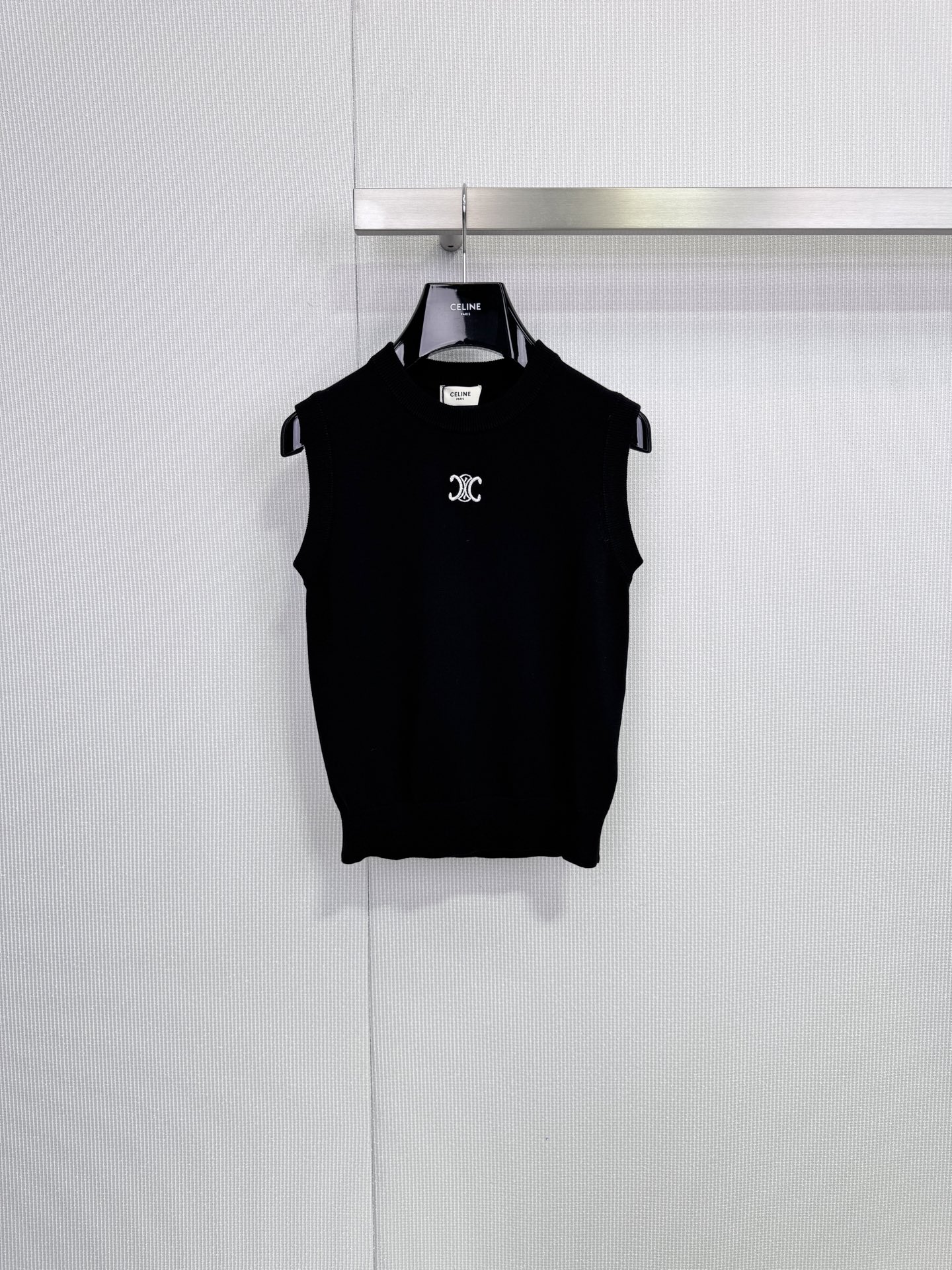 NO:656491,CELINE Arc de Triomphe logo knitted vest, wool material is soft and comfortable, slim and short design, French simple style, easy to match with high-waisted pants or skirts, showing elegance, Arc de Triomphe logo embroidery on the chest, perfect details, improved texture. Fluorescent white is gentle and versatile, black is classic and durable, suitable for many occasions, whether it is worn inside or alone, it can be easily controlled, fashionable and practical! Size SML P,,celine,skirts,alexander wang19860909CELINE凯旋门徽标针织背心,羊毛材质柔软舒适,修身短款设计,法式简约风格,轻松搭配高腰裤或裙装,展现优雅气质,胸前凯旋门徽标刺绣,细节满分,质感提升.荧光白色温柔百搭,黑色经典耐看,适合多种场合穿着,无论内搭还是单穿,都能轻松驾驭,时髦又实用! 码数SML P,,celine,skirts,alexander wang,Women's clothing